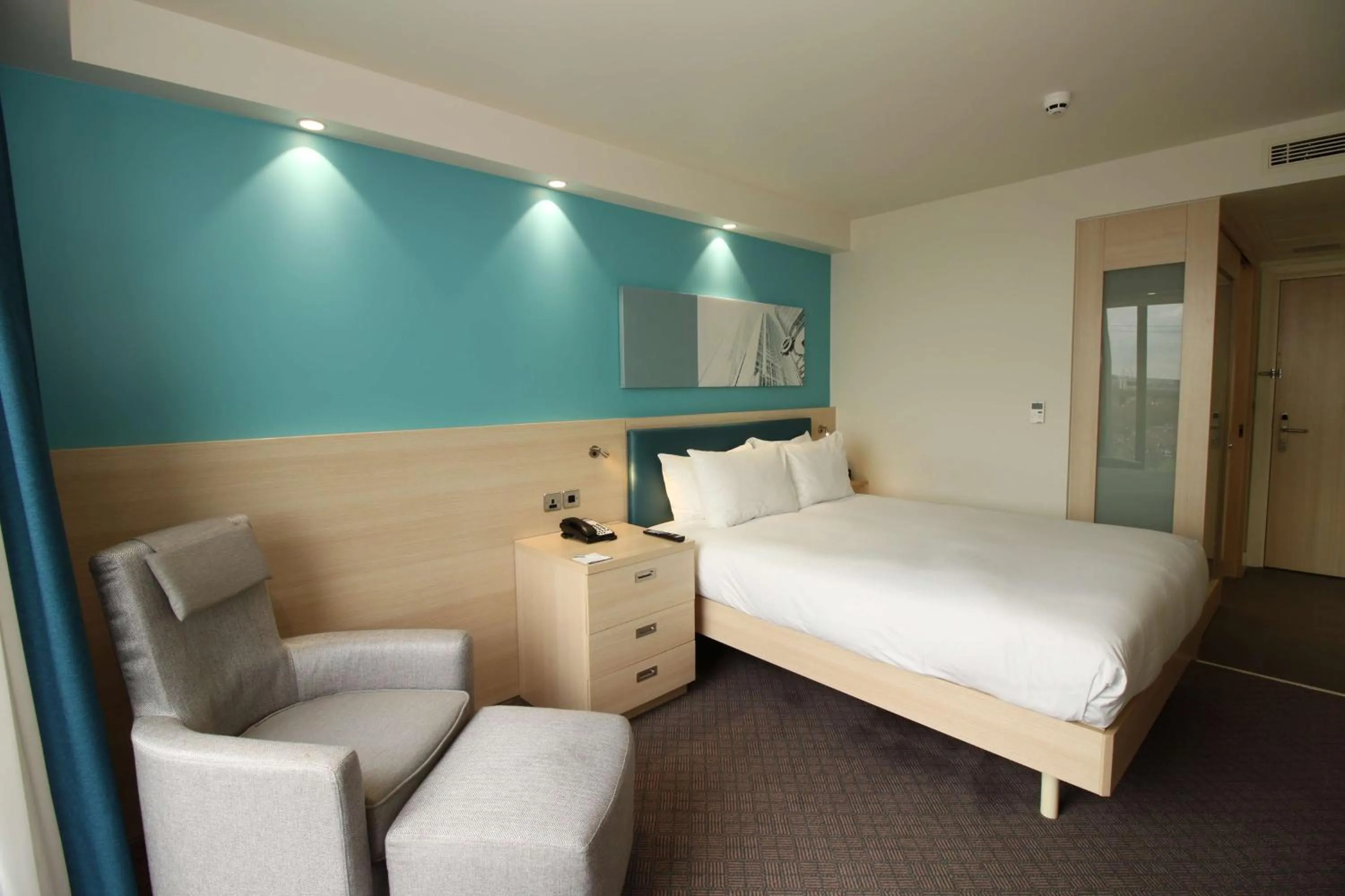 Living room, Bed in Hampton By Hilton London Docklands
