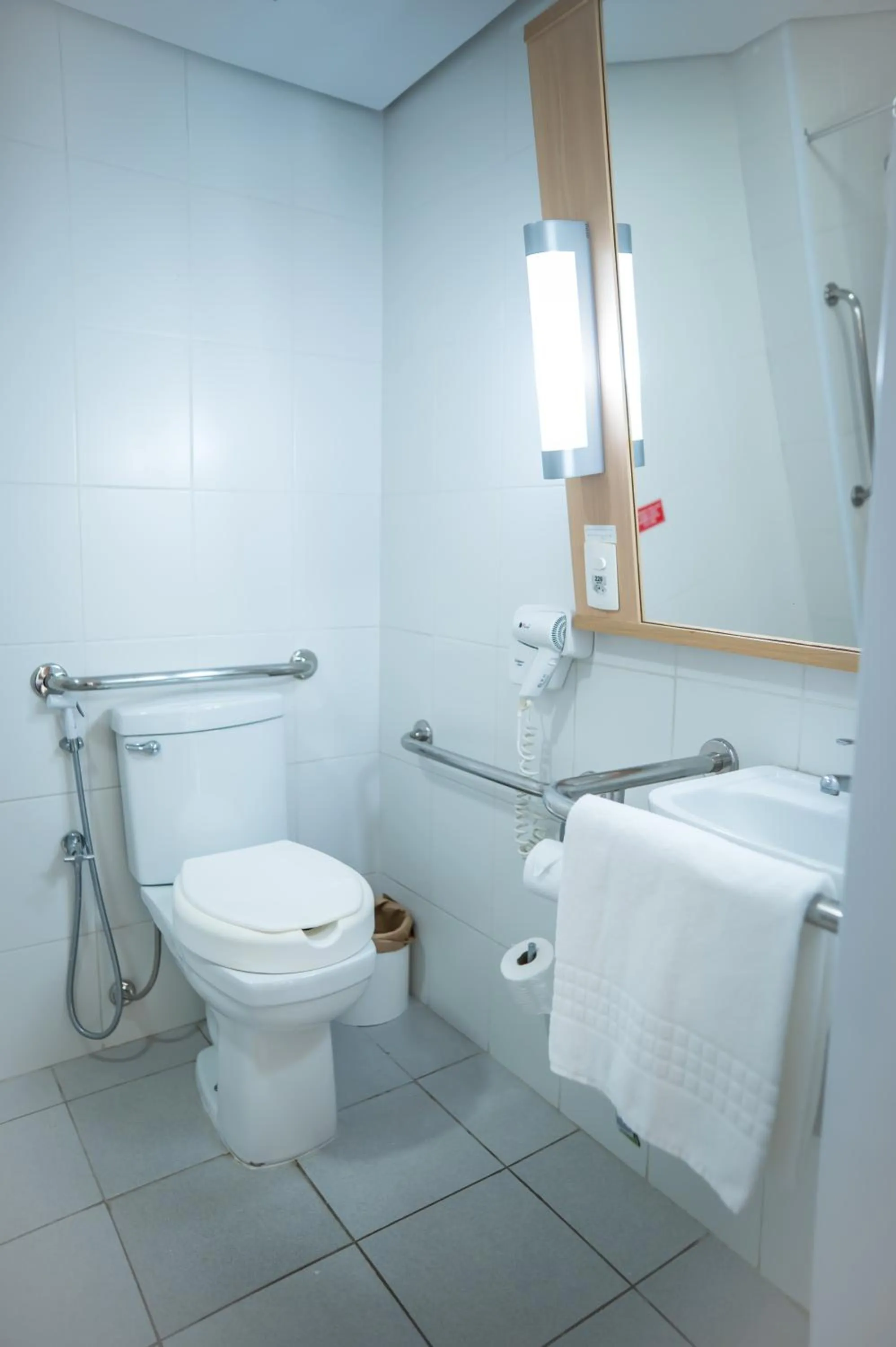 Bathroom in ibis Itu Plaza Shopping