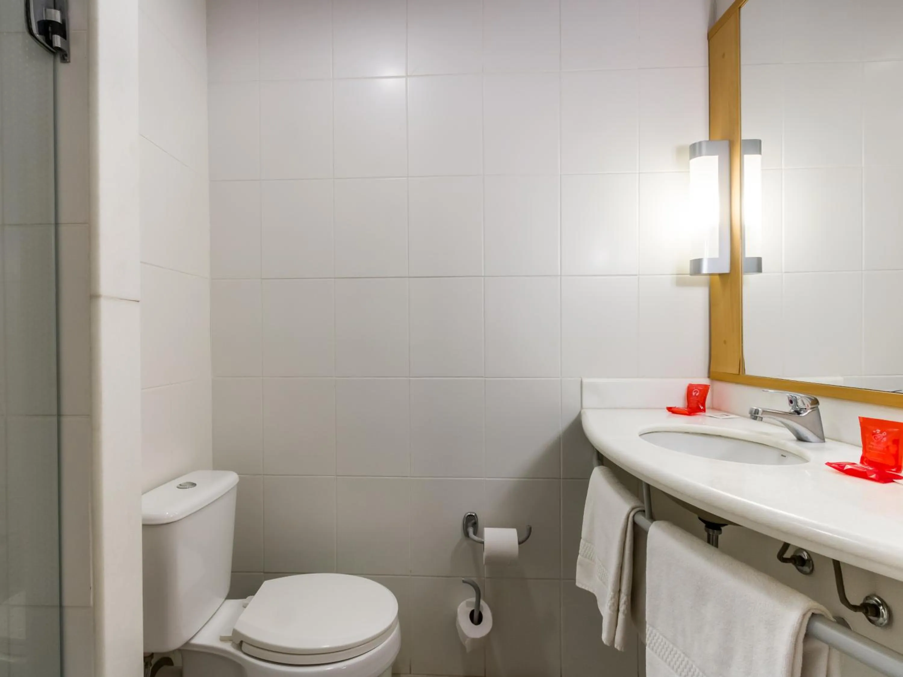 Bathroom in ibis Jaboticabal