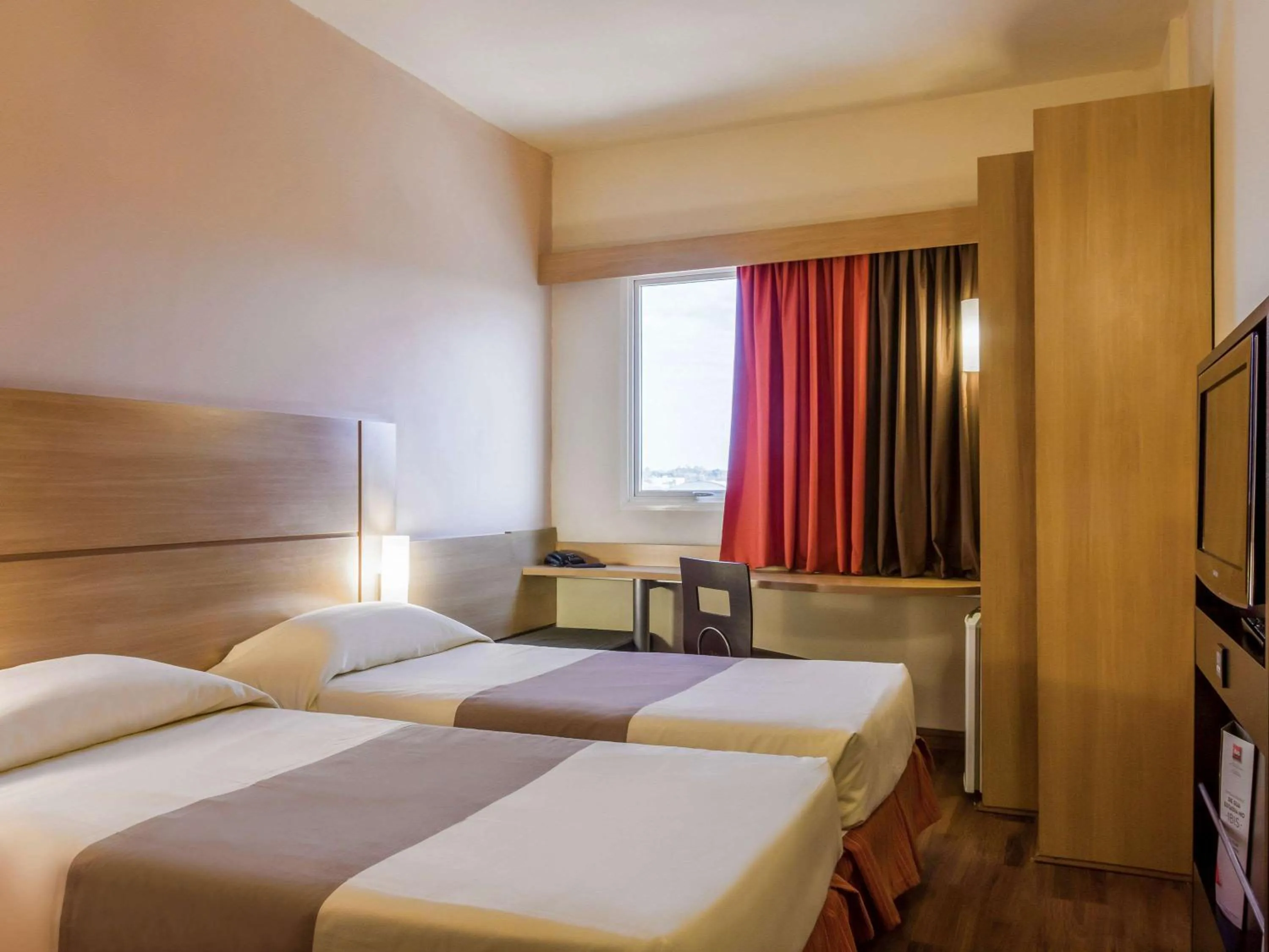 Photo of the whole room, Bed in ibis Jaboticabal