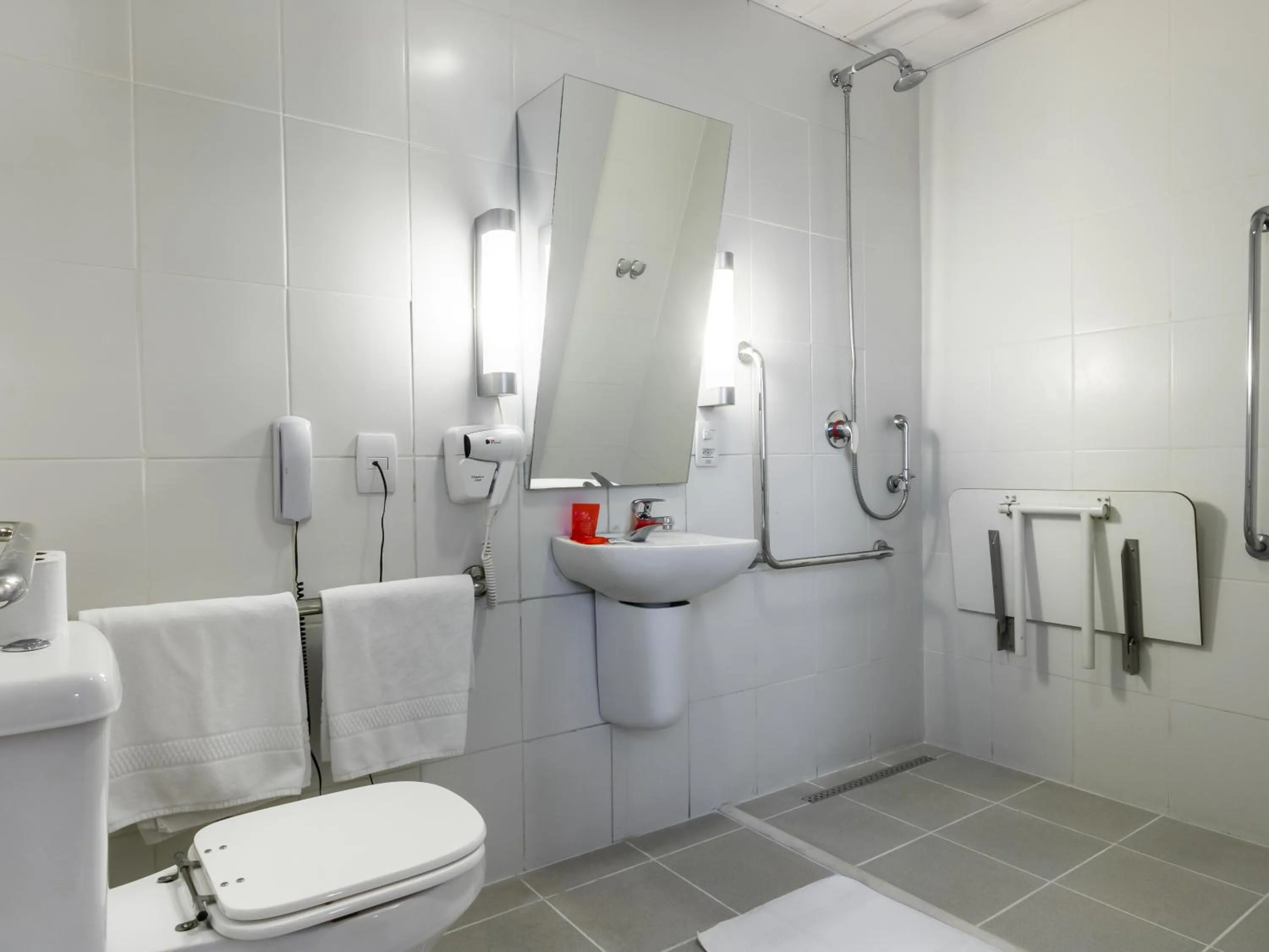 Shower in ibis Jaboticabal