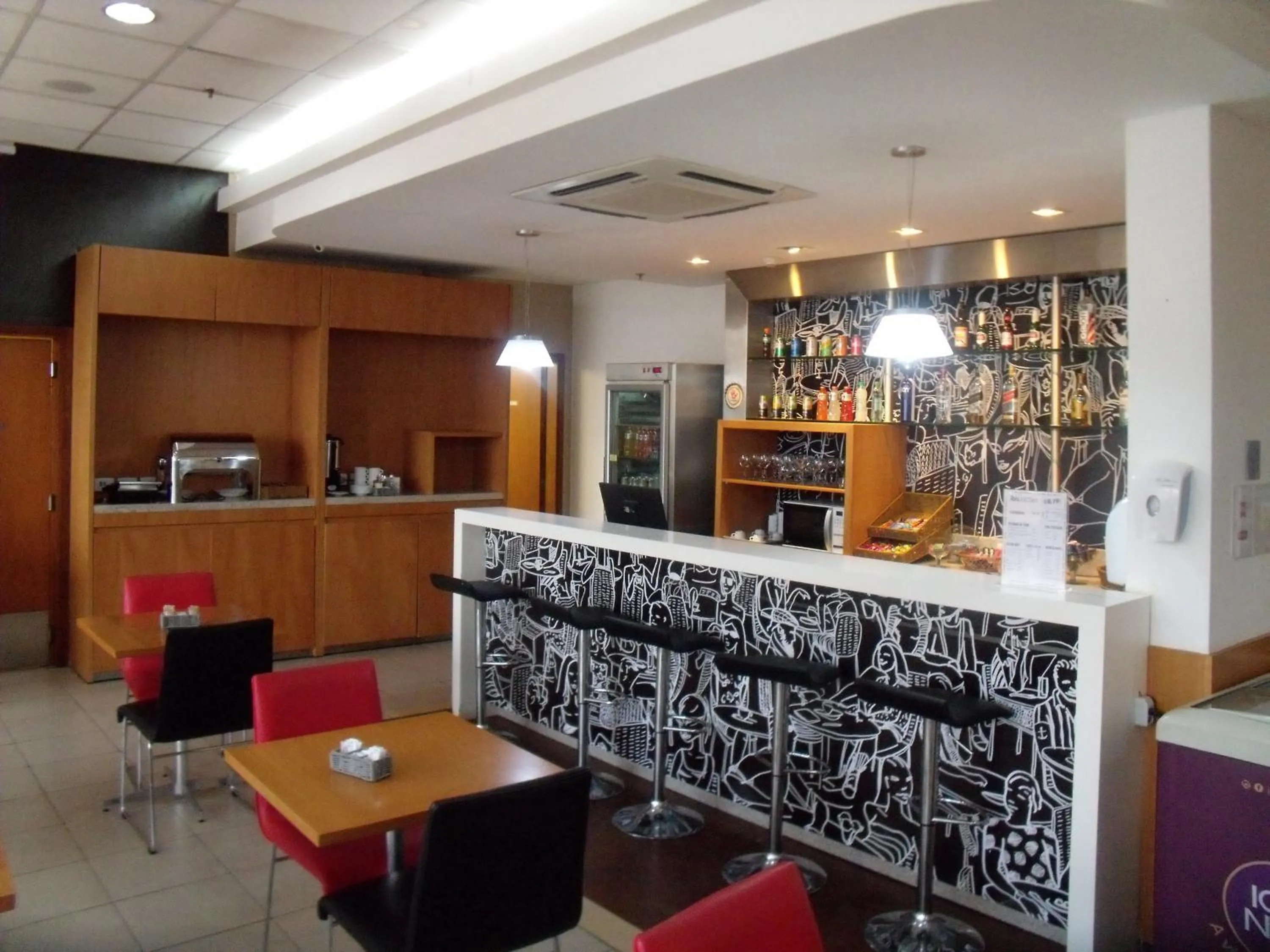 Lounge or bar in ibis Jaboticabal