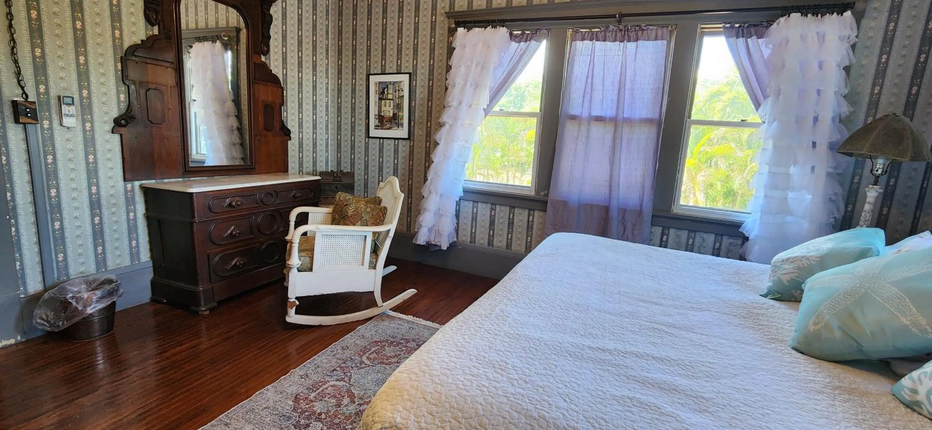 Bed in Manoa Valley Inn