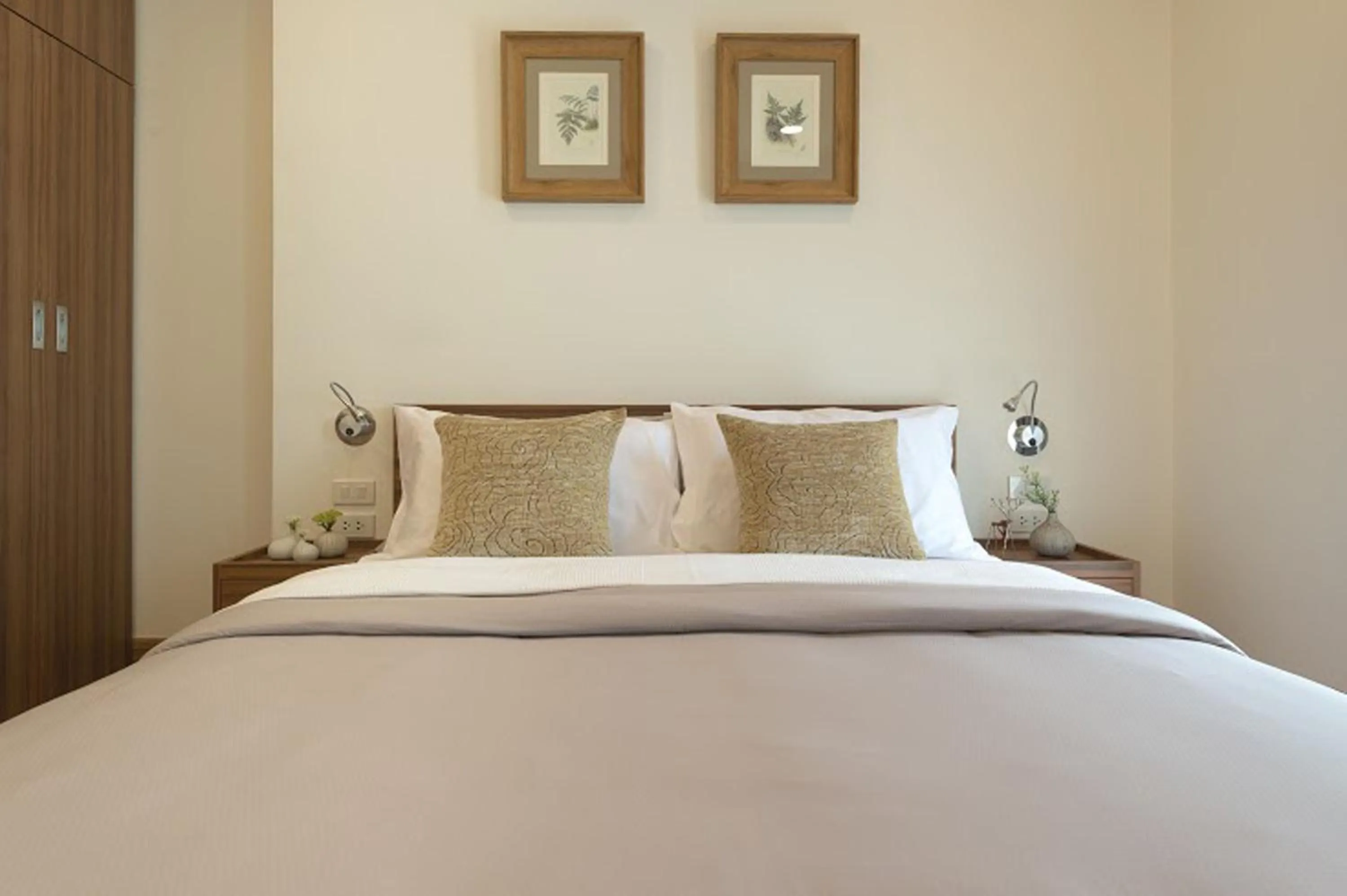 Staff, Bed in The Garden 304