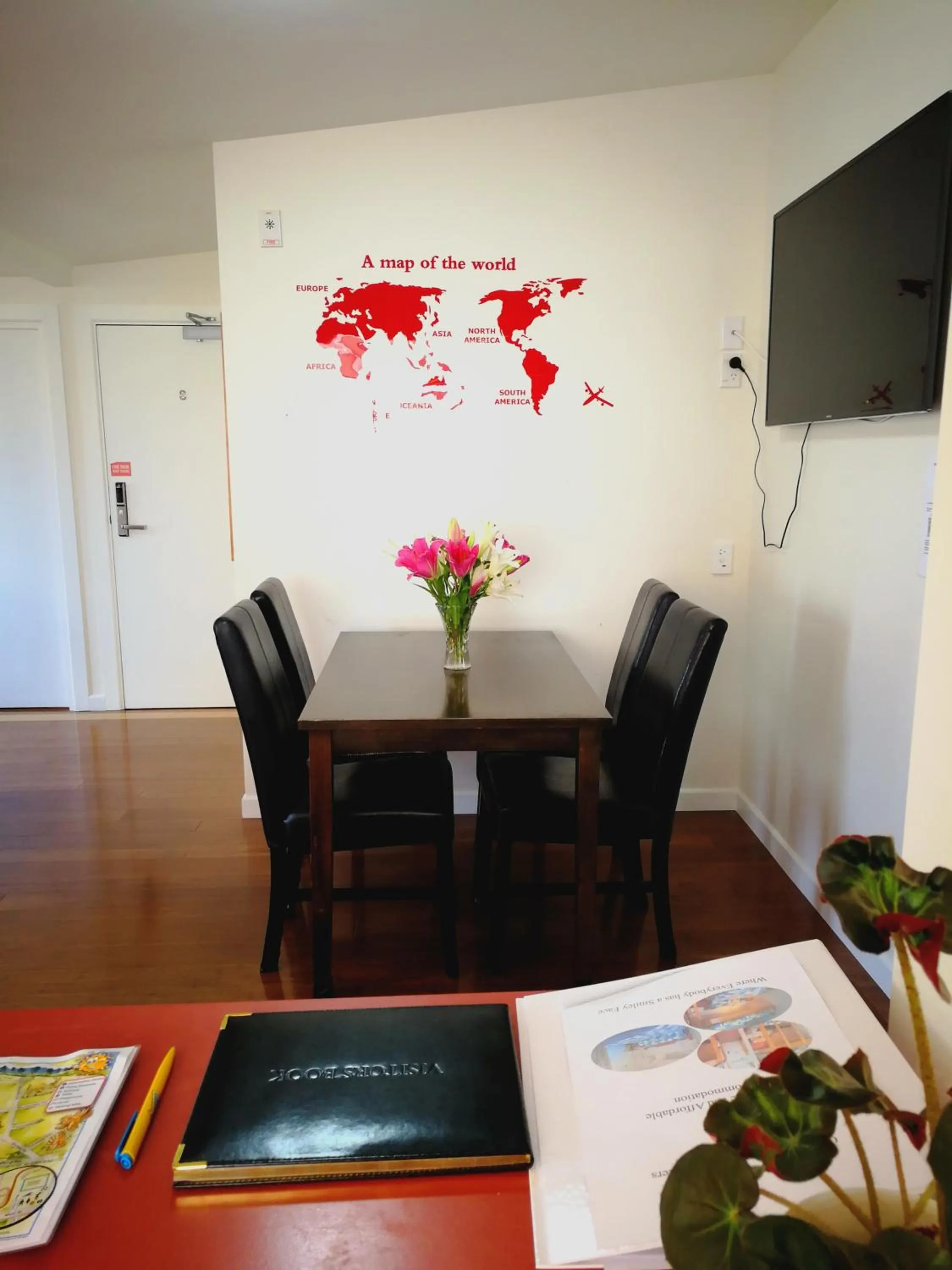 Communal lounge/ TV room in Oxford Queenette Backpackers