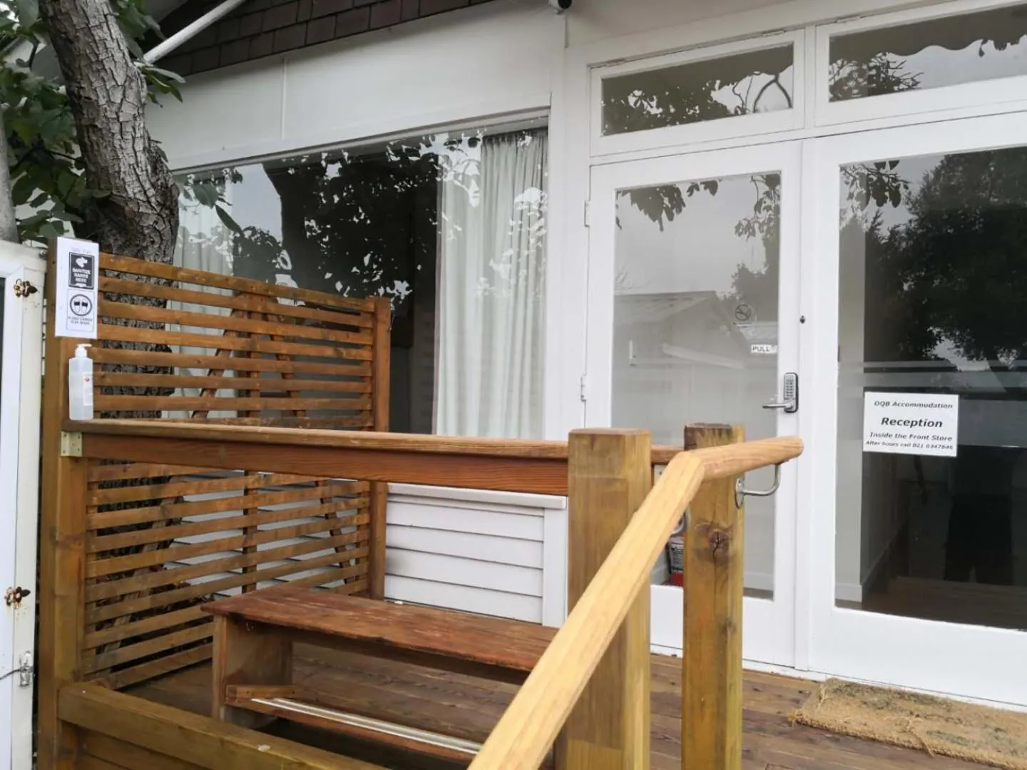 Facade/entrance in Oxford Queenette Backpackers