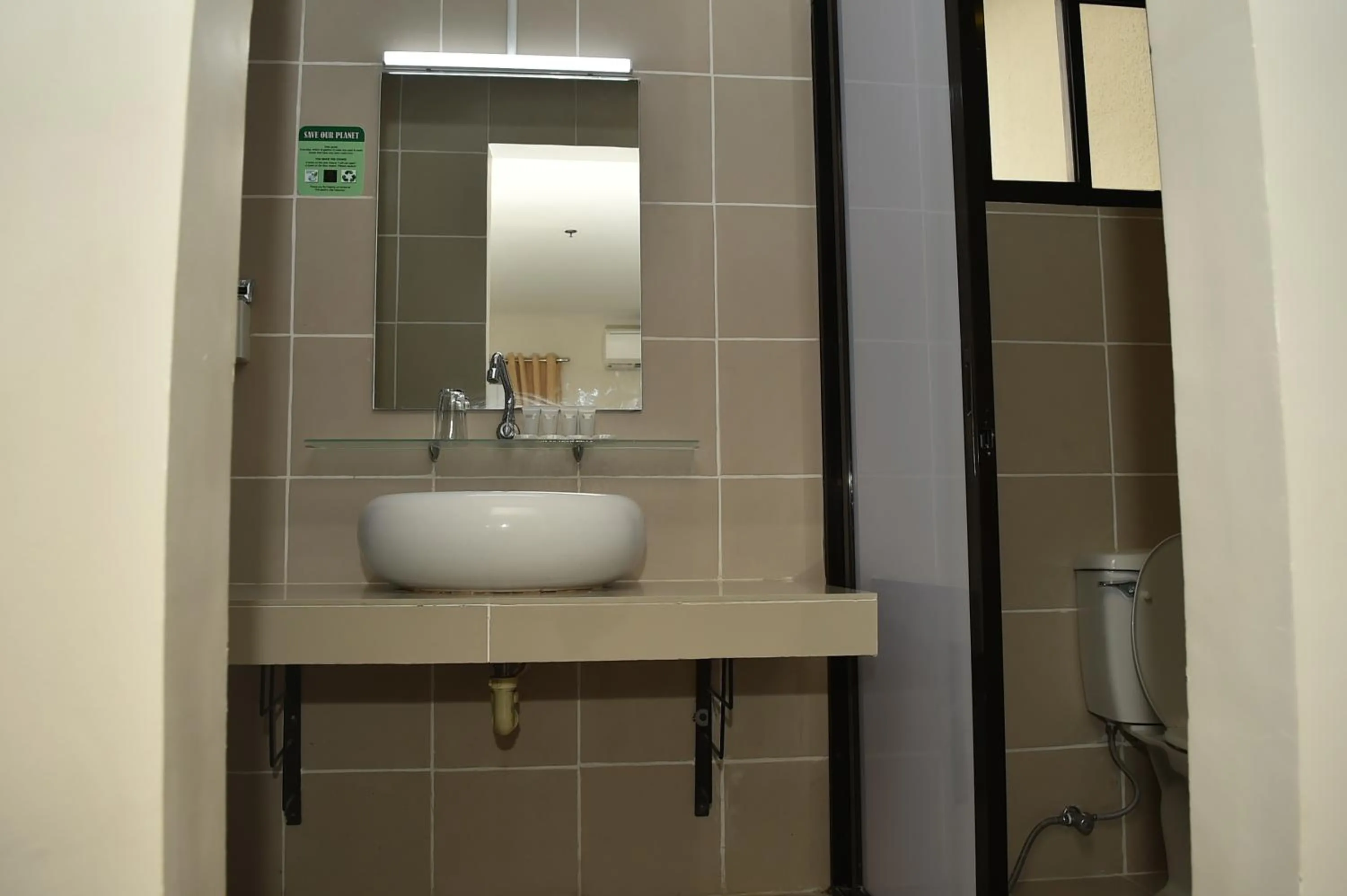 Toilet in Columbus Plaza Hotel