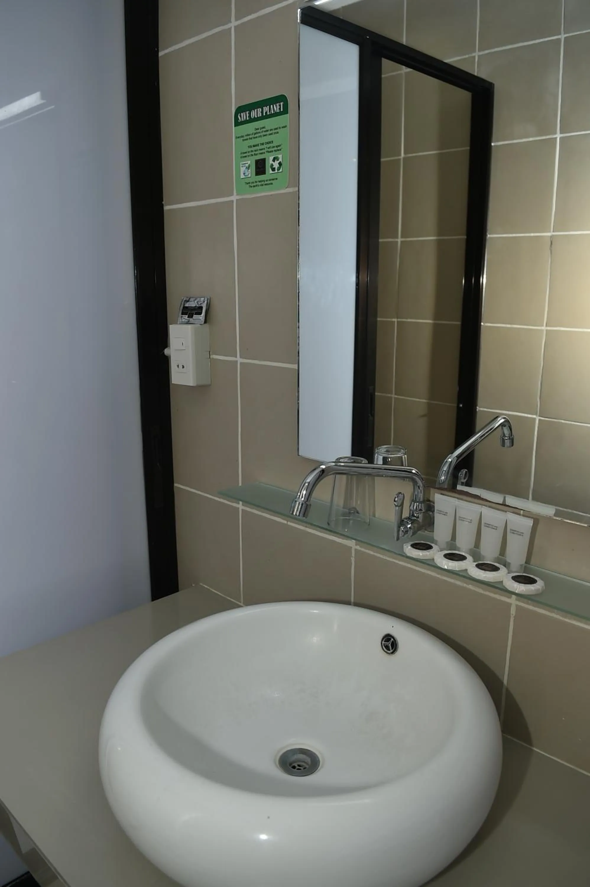 Toilet in Columbus Plaza Hotel