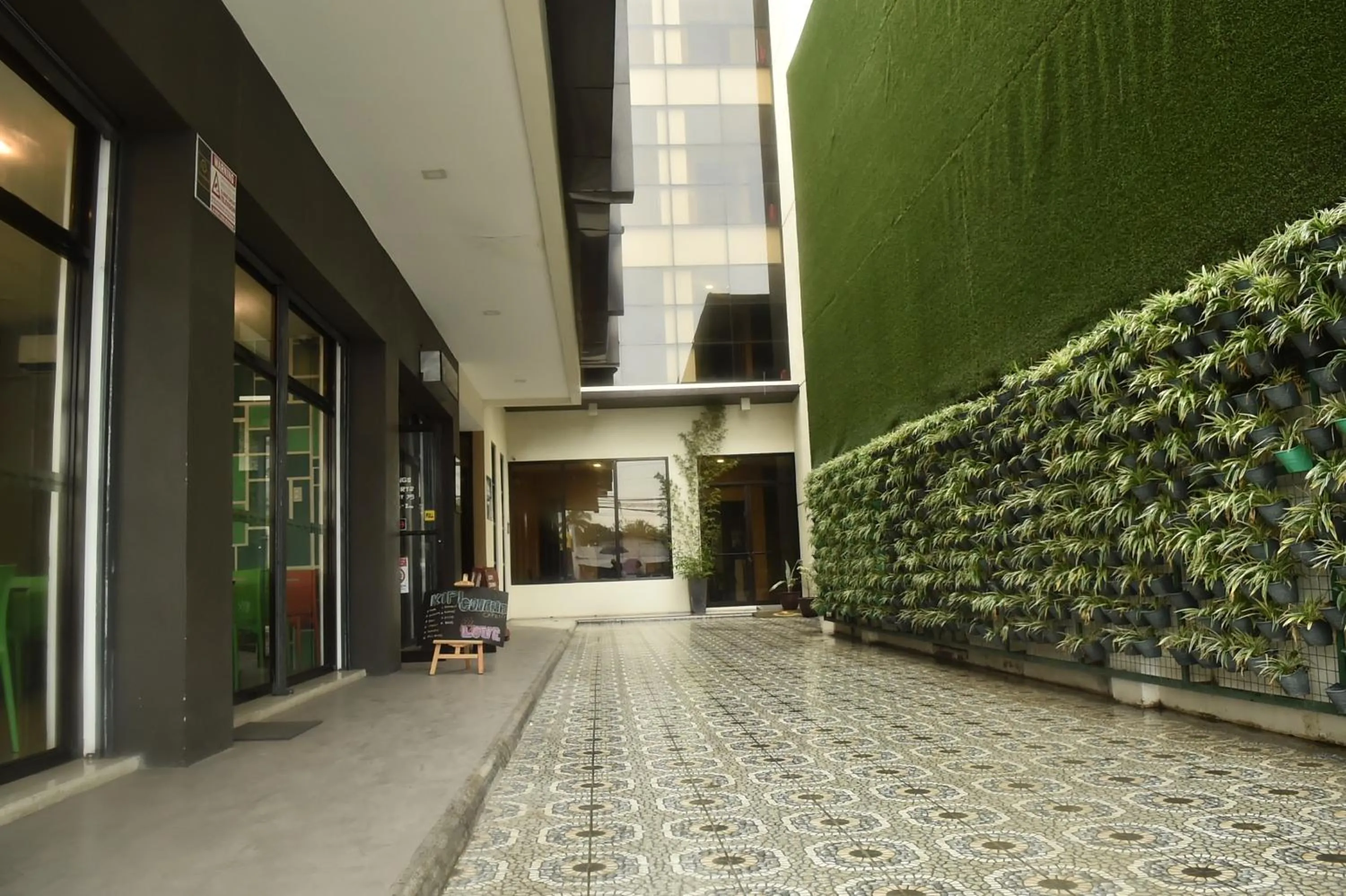 Facade/entrance in Columbus Plaza Hotel