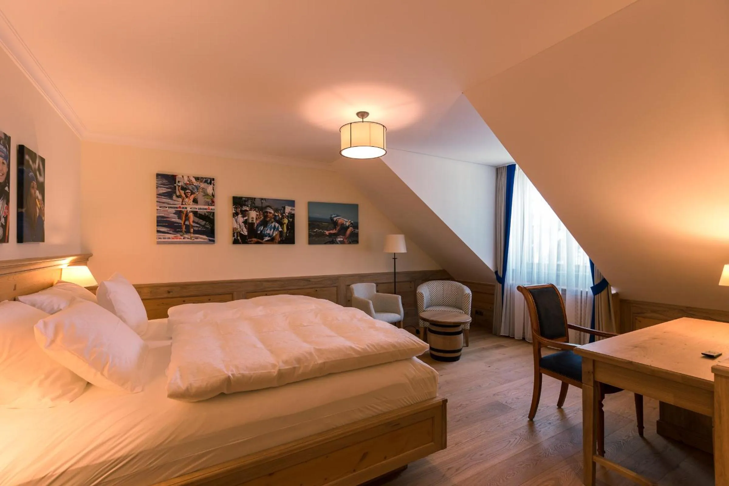 Seating area, Bed in Hotel & Gaststätte zum Erdinger Weißbräu