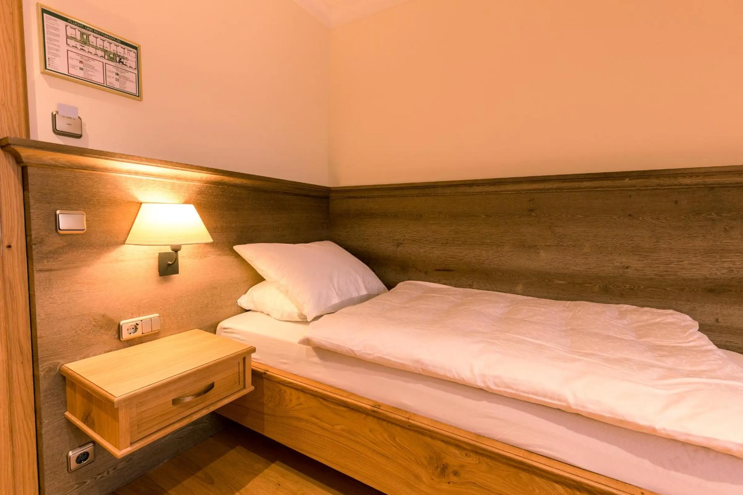 Bed in Hotel & Gaststätte zum Erdinger Weißbräu