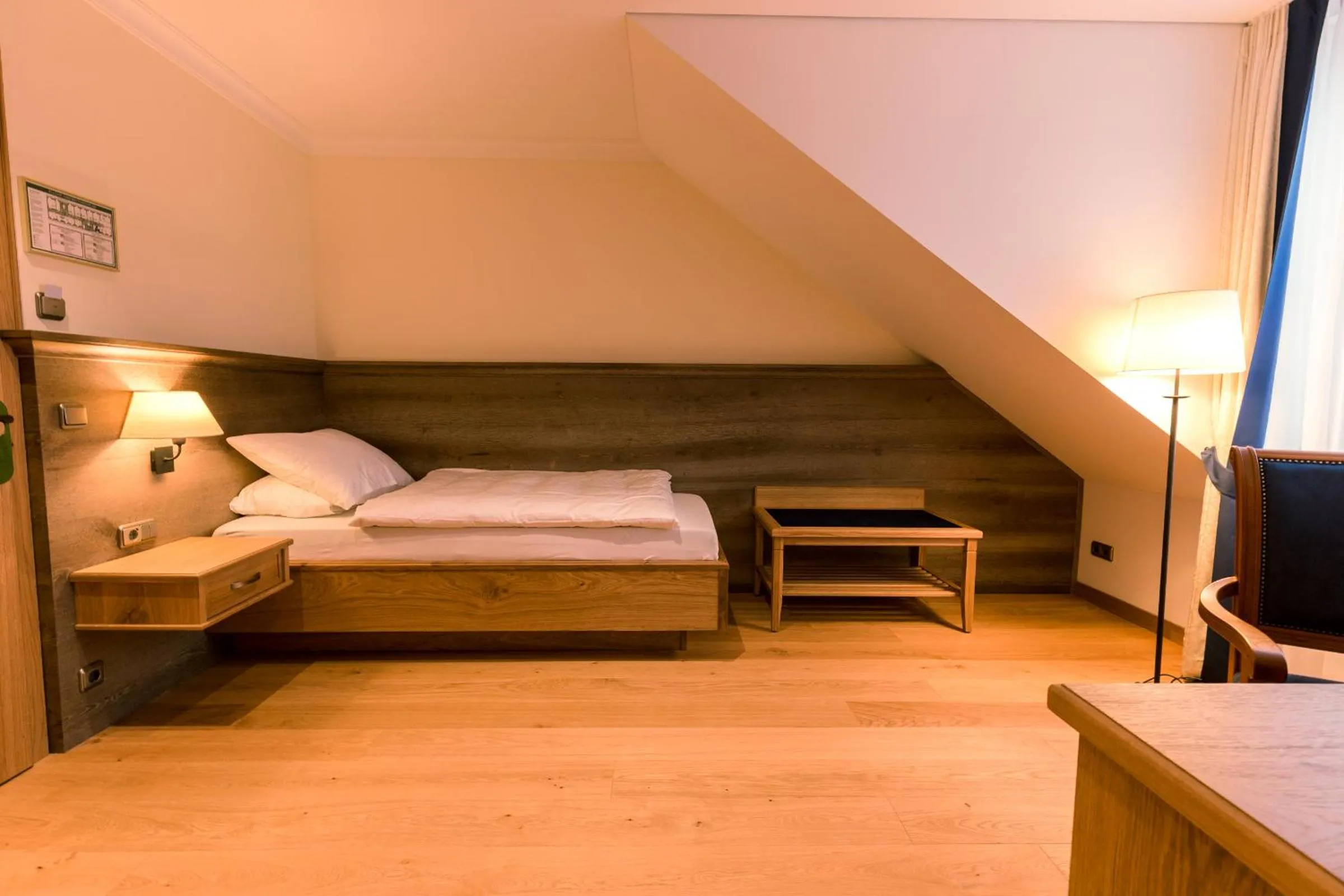 Bed in Hotel & Gaststätte zum Erdinger Weißbräu