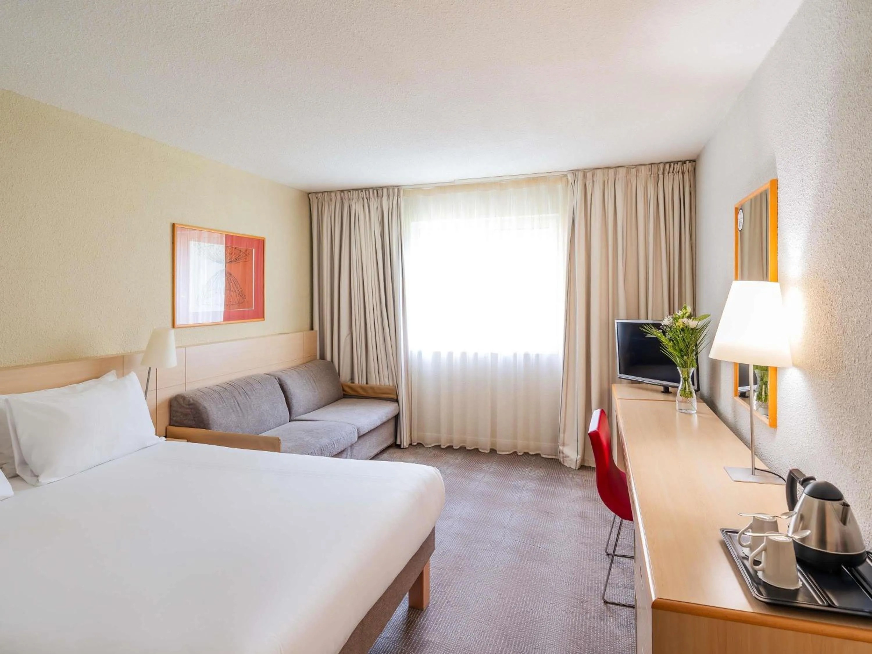 Bedroom, Bed in Novotel Milton Keynes