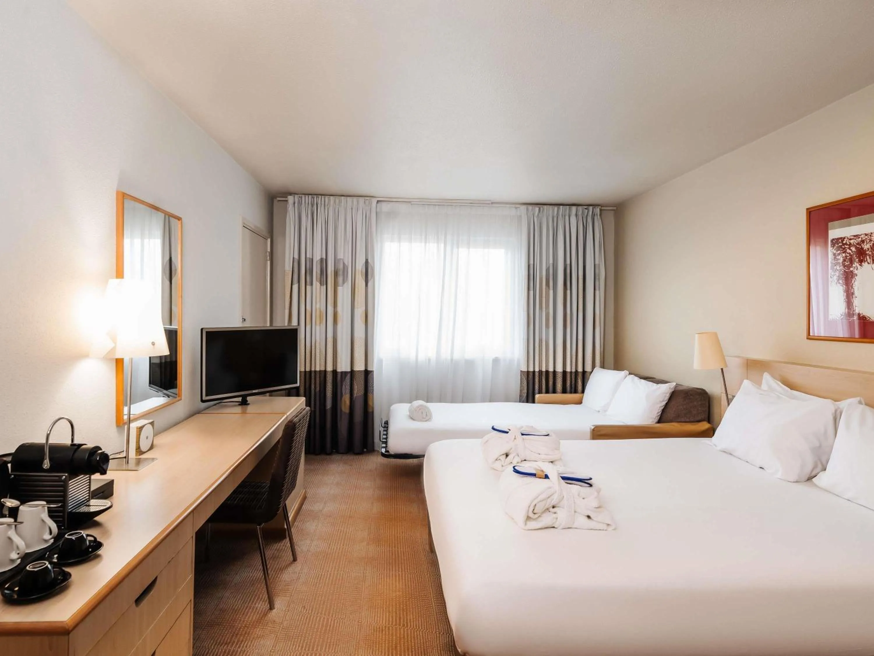 Bedroom, Bed in Novotel Milton Keynes