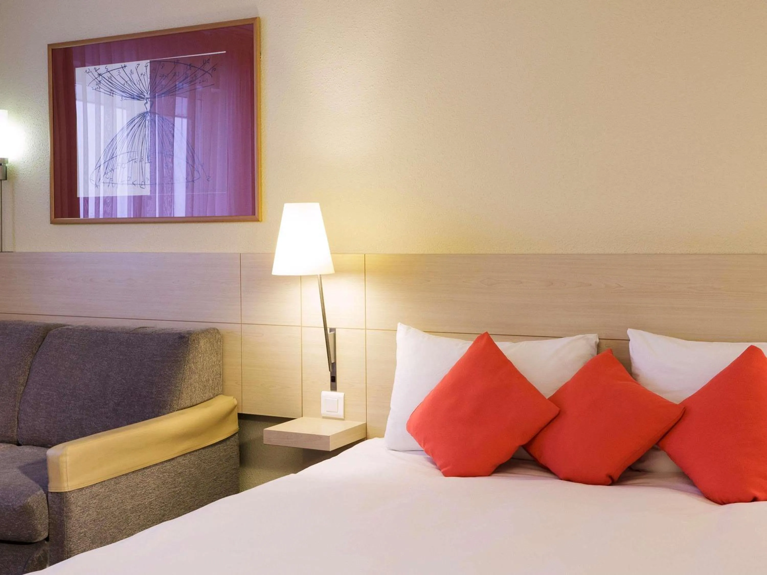 Bedroom, Bed in Novotel Milton Keynes