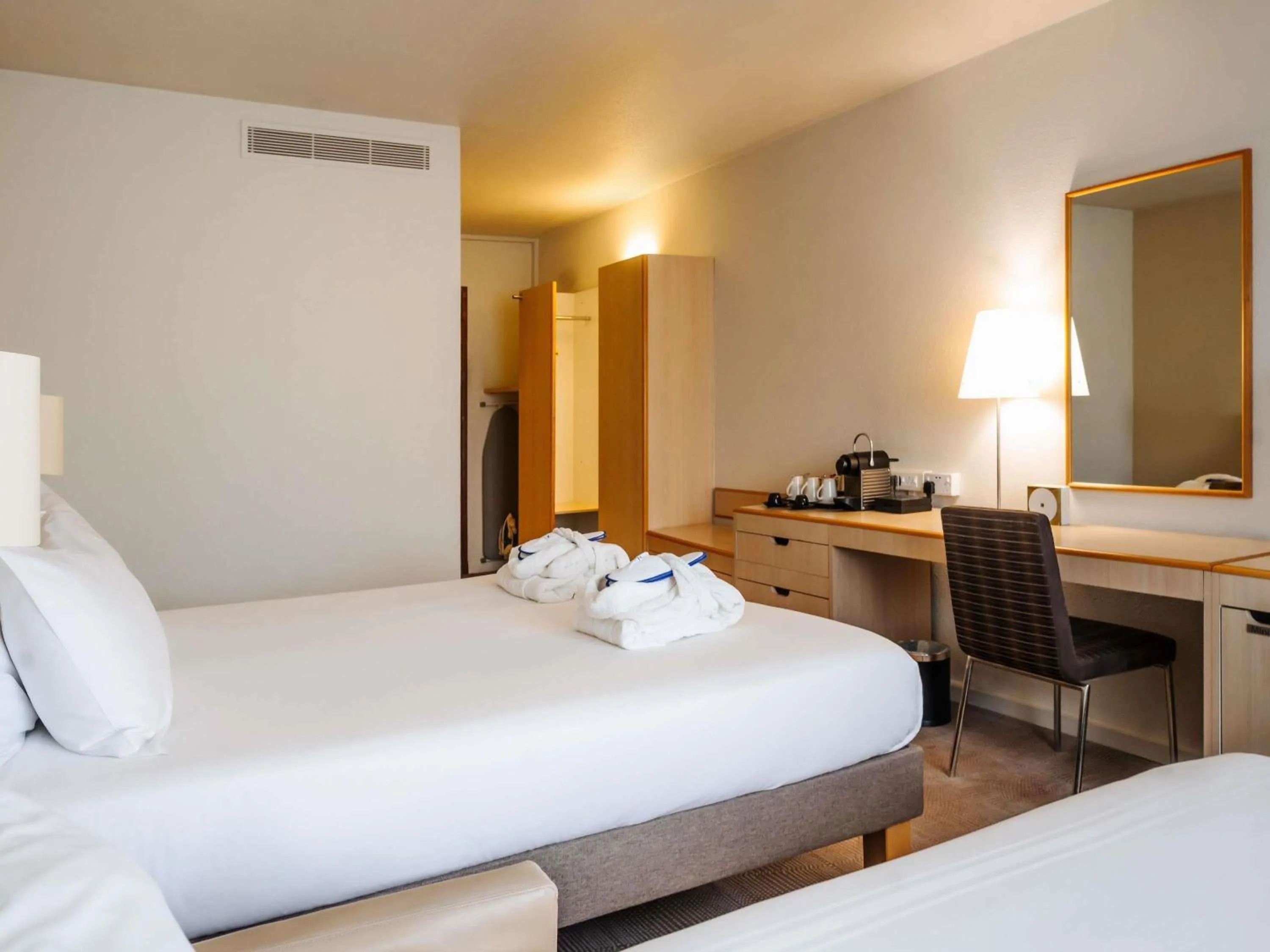 Bedroom, Bed in Novotel Milton Keynes