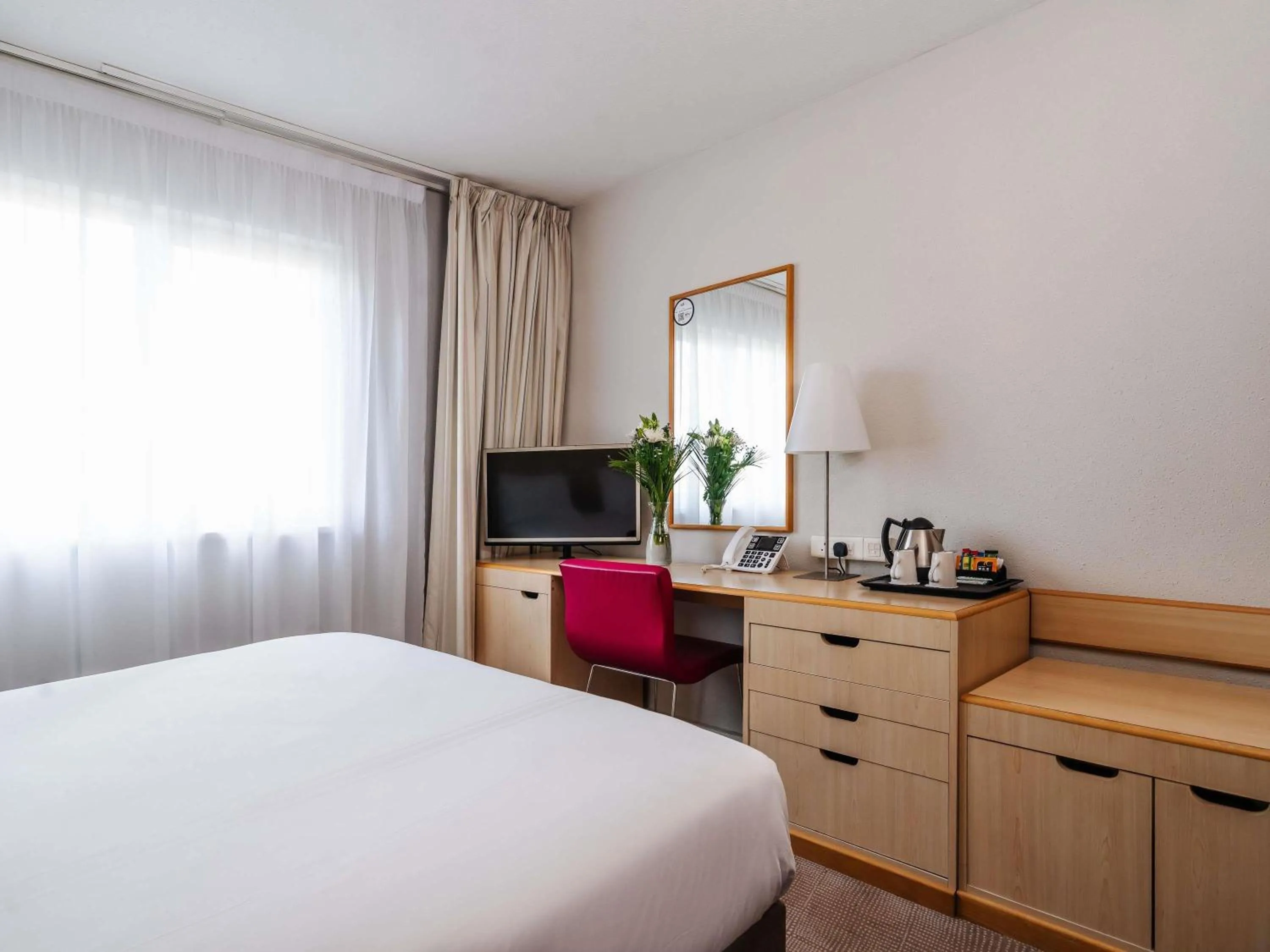 Bedroom, Bed in Novotel Milton Keynes