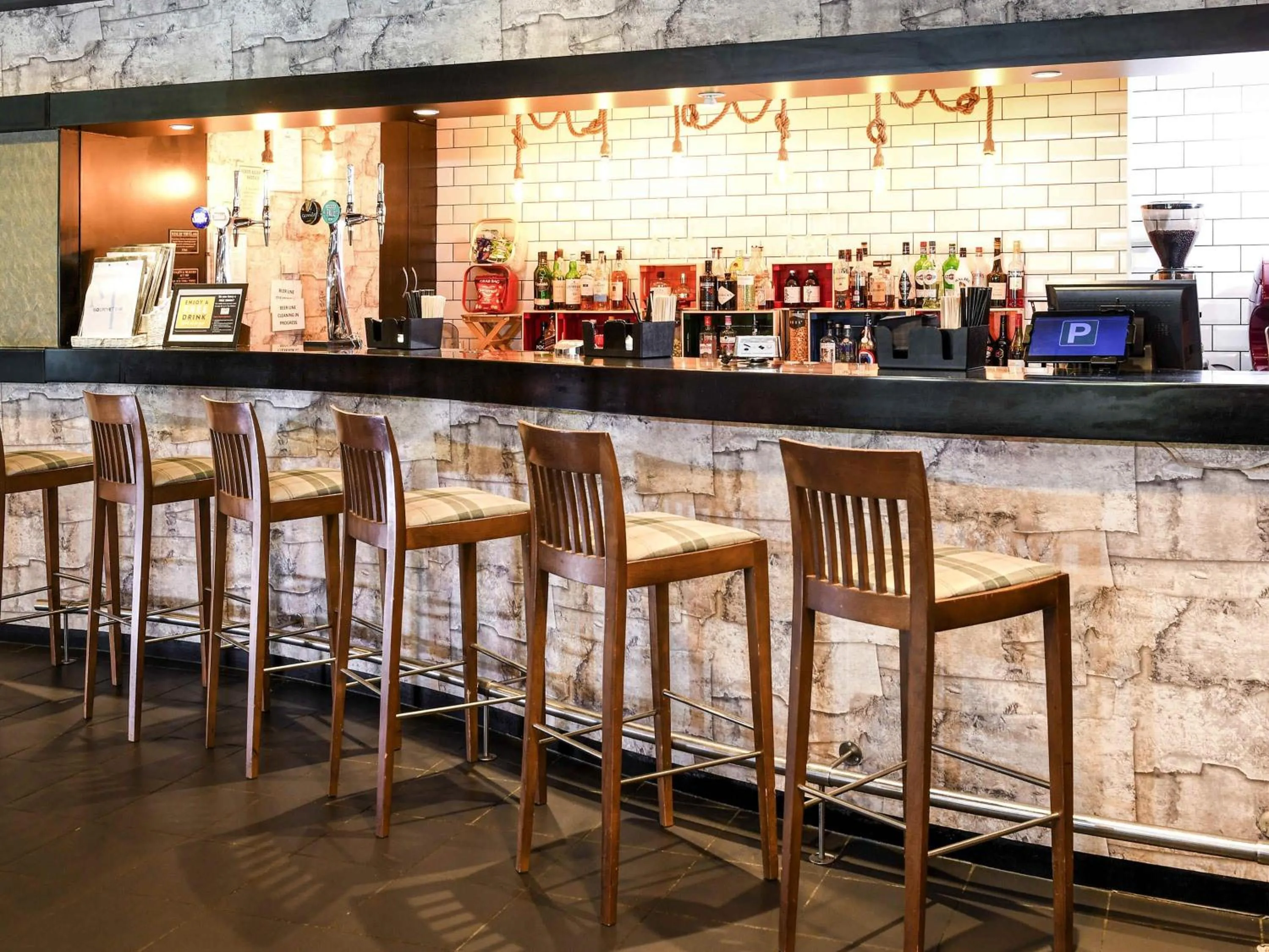 Lounge or bar in Novotel Milton Keynes