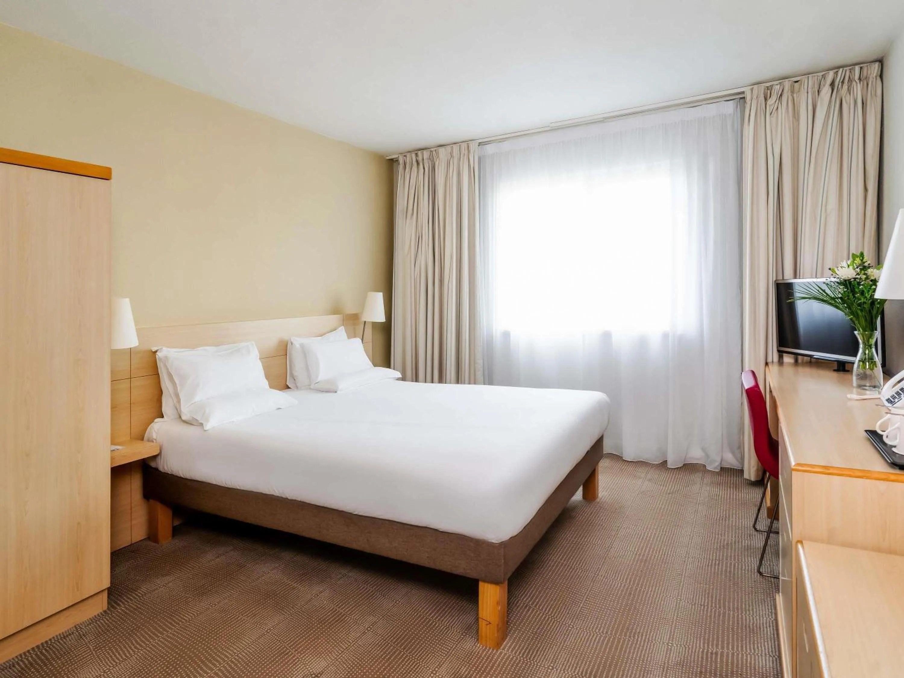 Bedroom, Bed in Novotel Milton Keynes