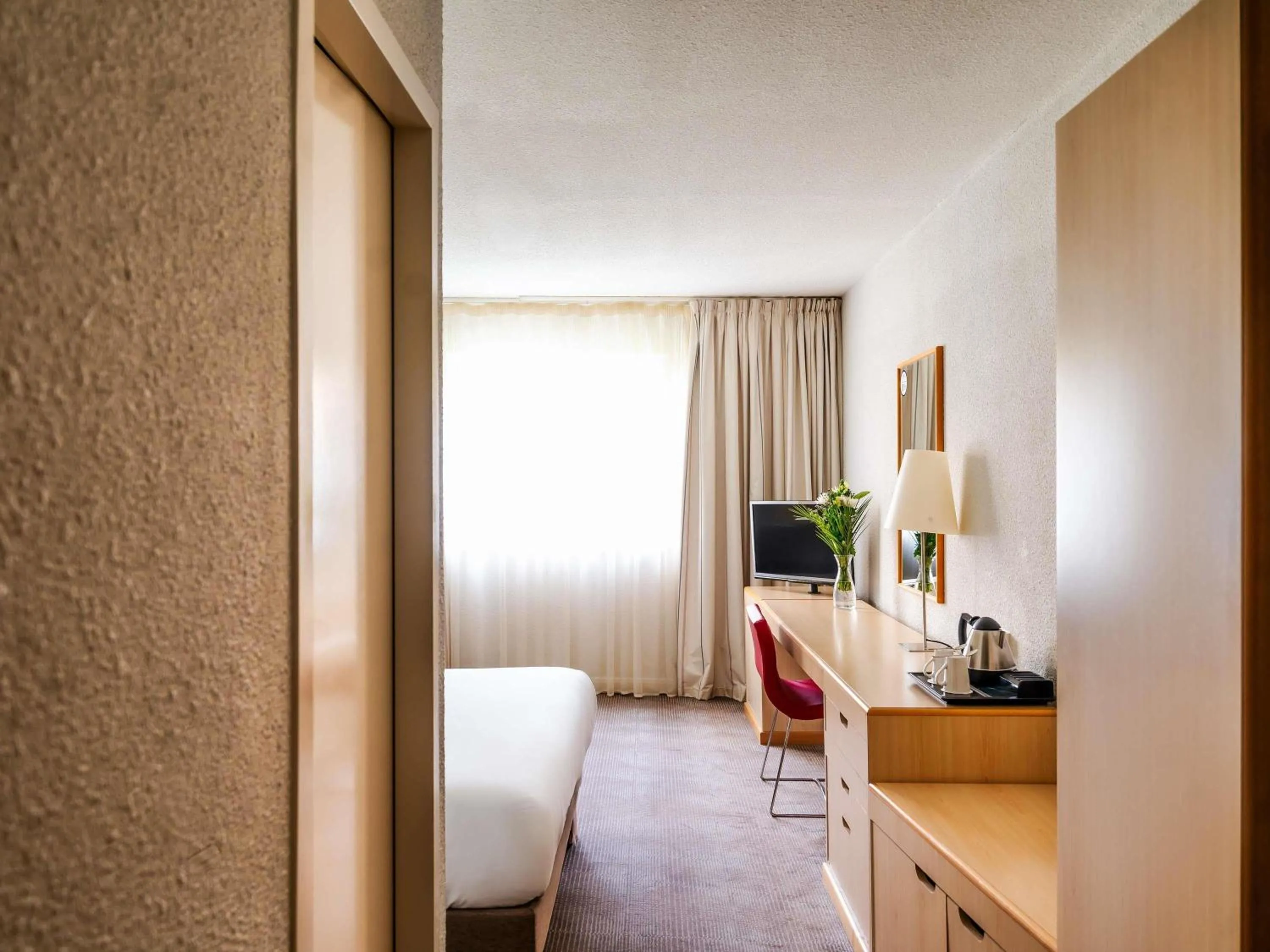 Bedroom, Bed in Novotel Milton Keynes