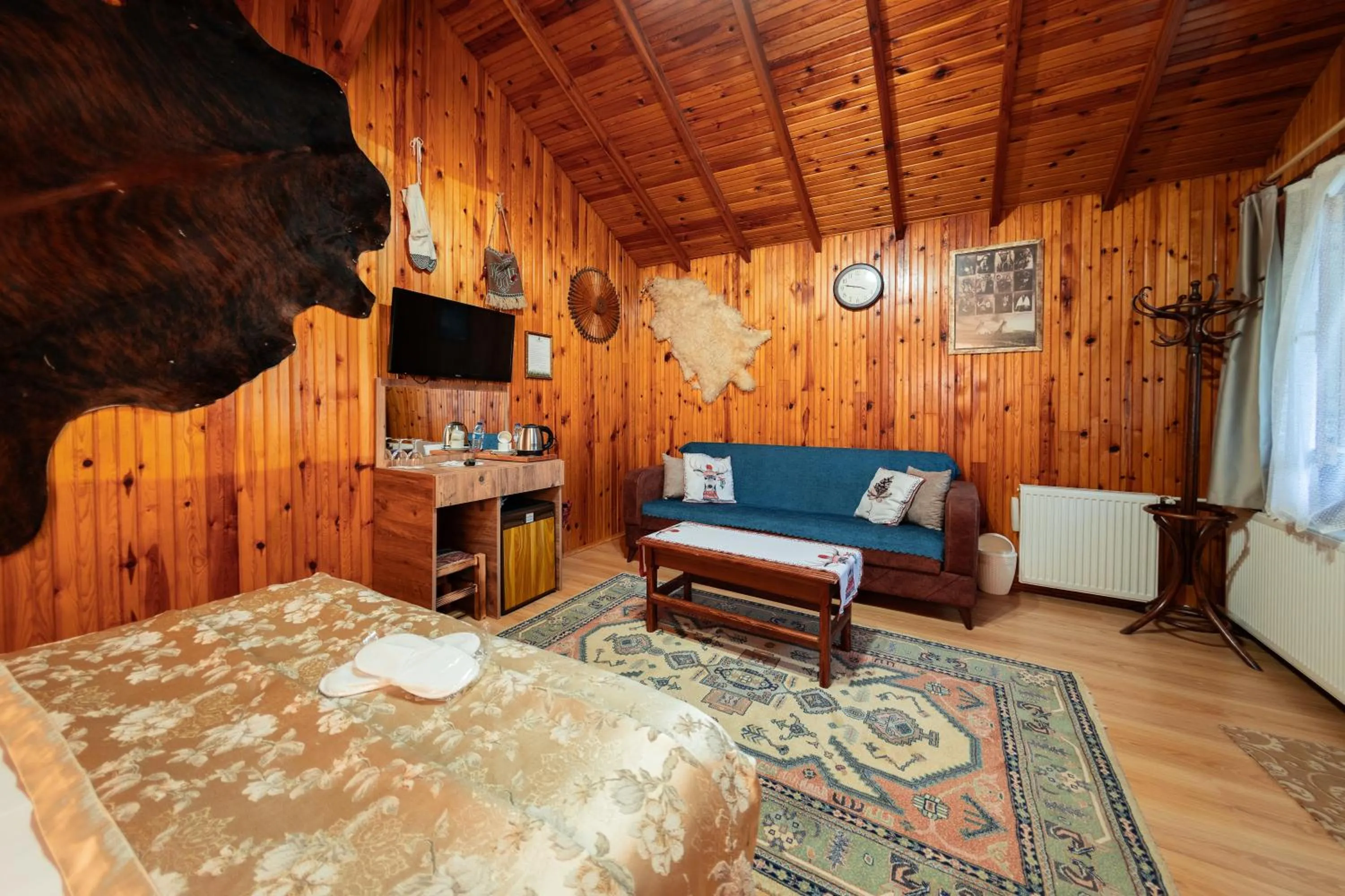 Photo of the whole room, Bed in Abant Doğa Köşkü