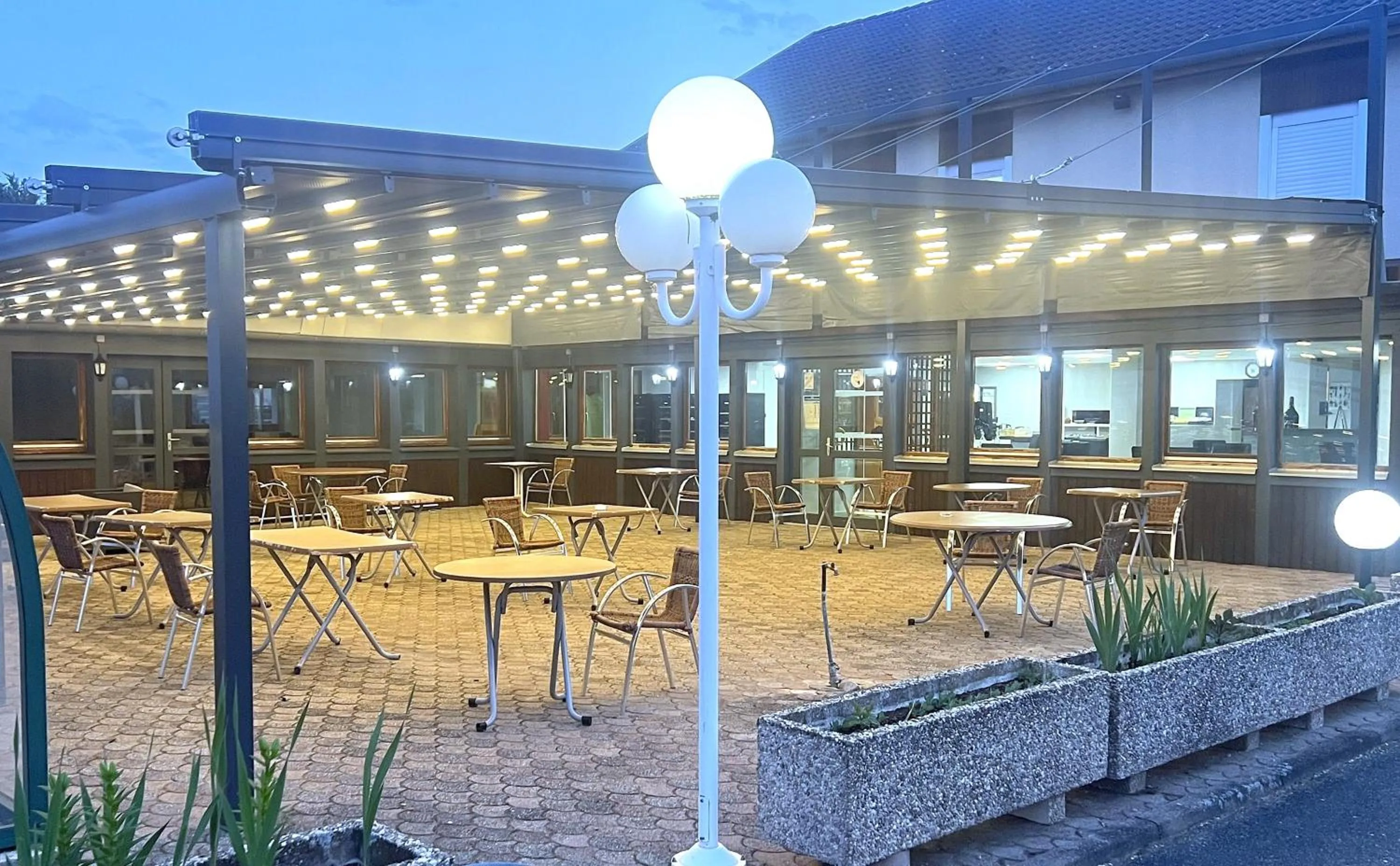 Patio in Contact Hôtel Arc-En-Ciel - Réouverture - Rénové