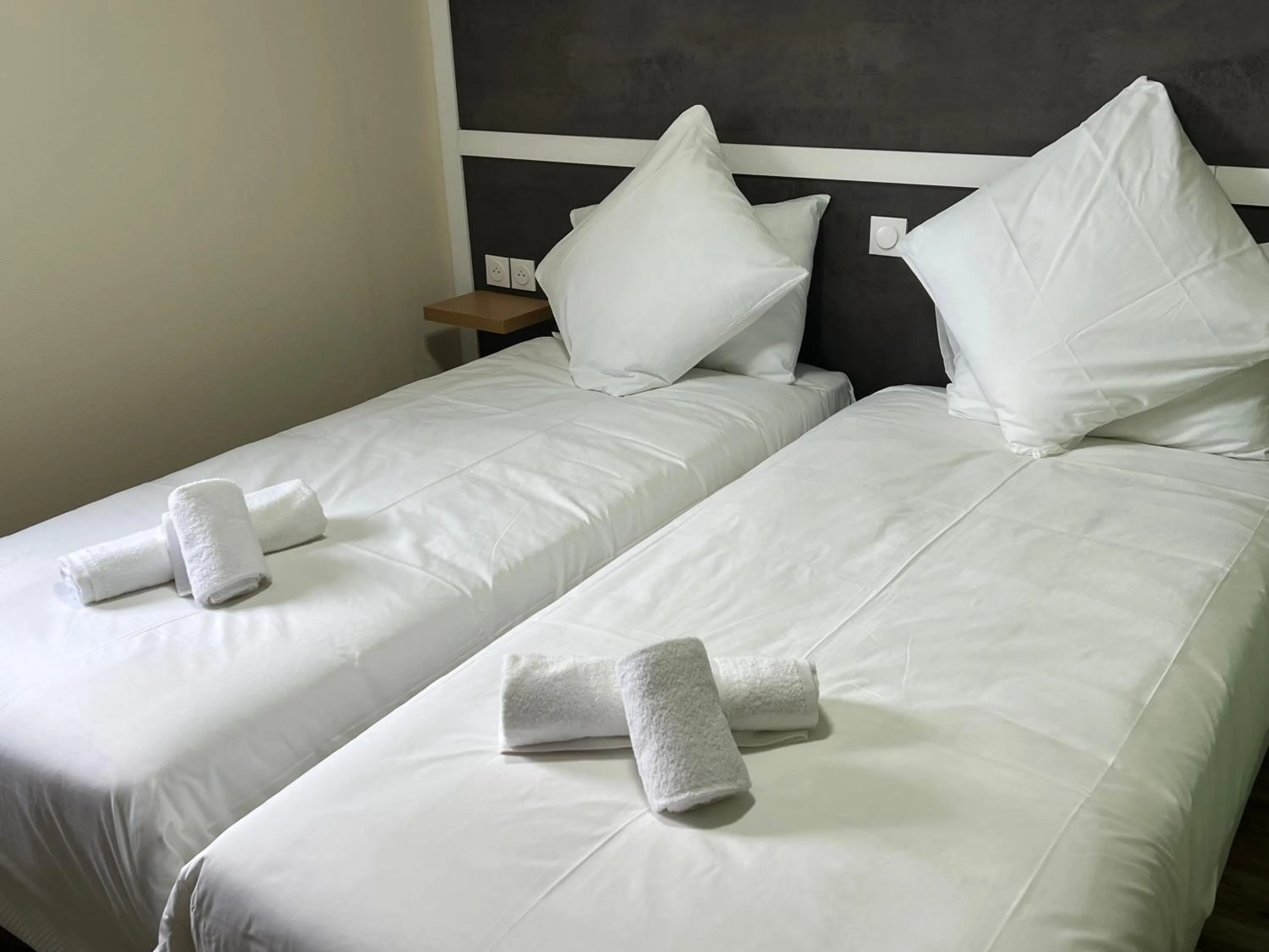 Bedroom, Bed in Contact Hôtel Arc-En-Ciel - Réouverture - Rénové