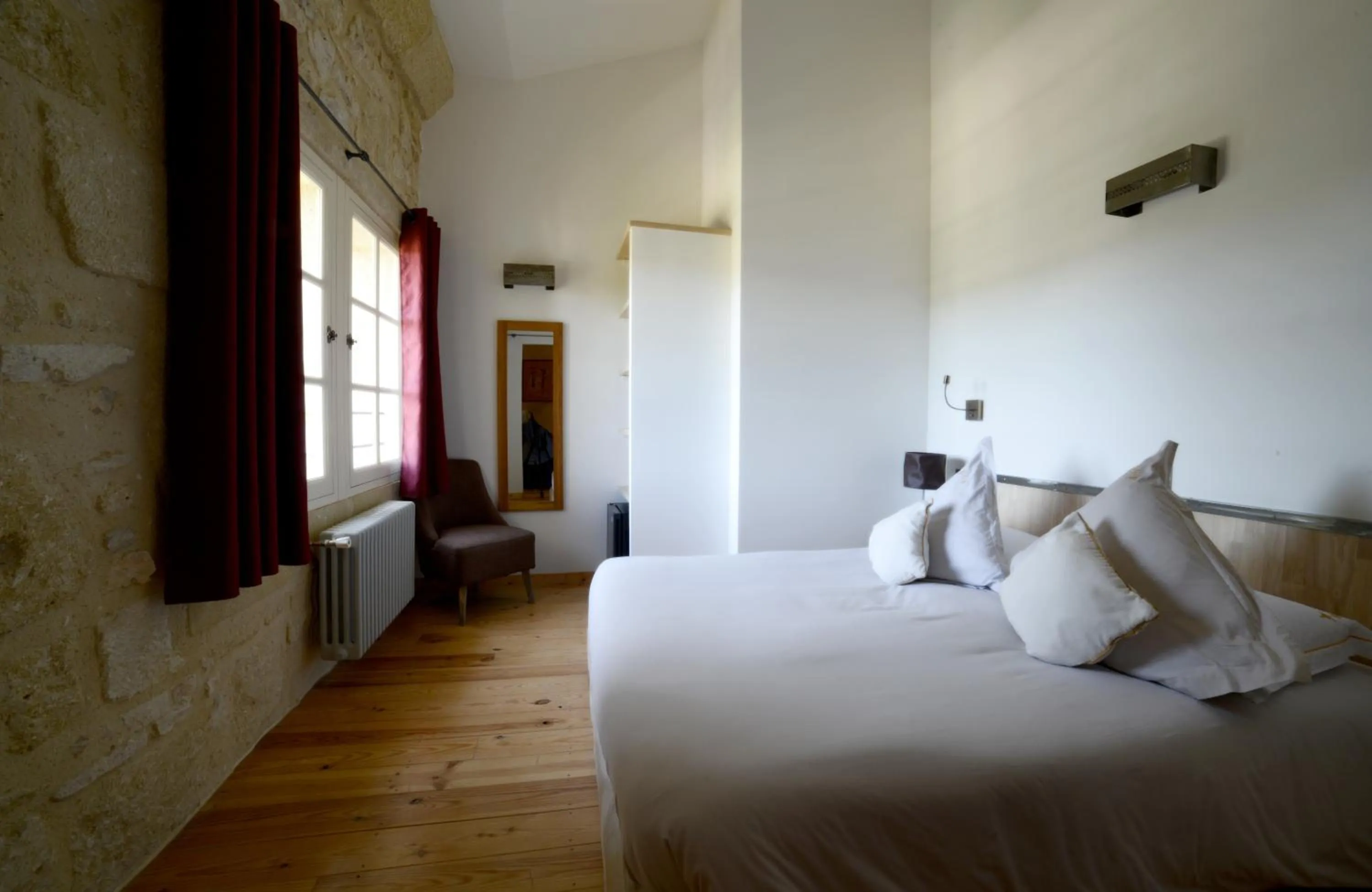 Bedroom, Bed in Château de Pondres