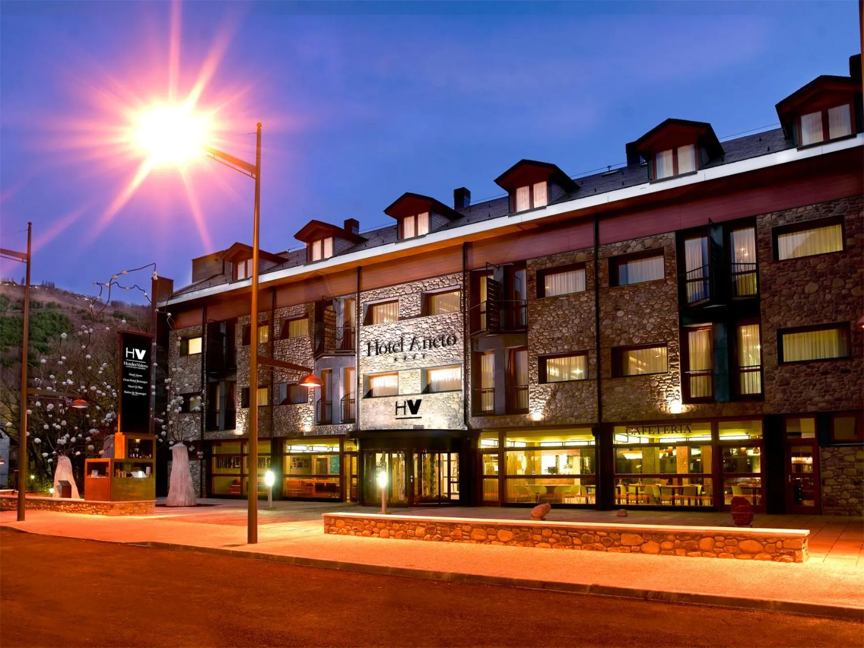Facade/entrance in SOMMOS Hotel Aneto