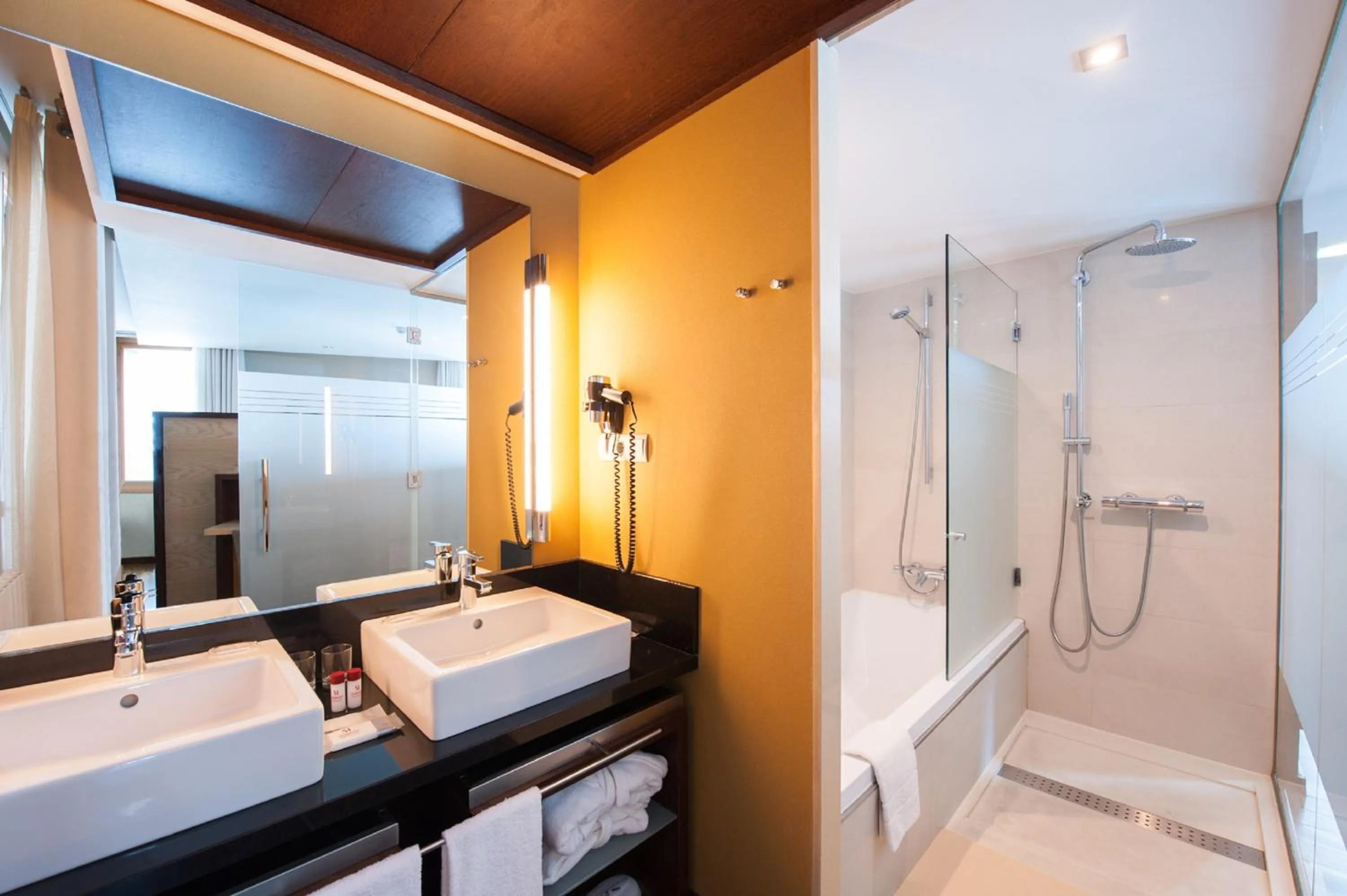 Shower in SOMMOS Hotel Aneto