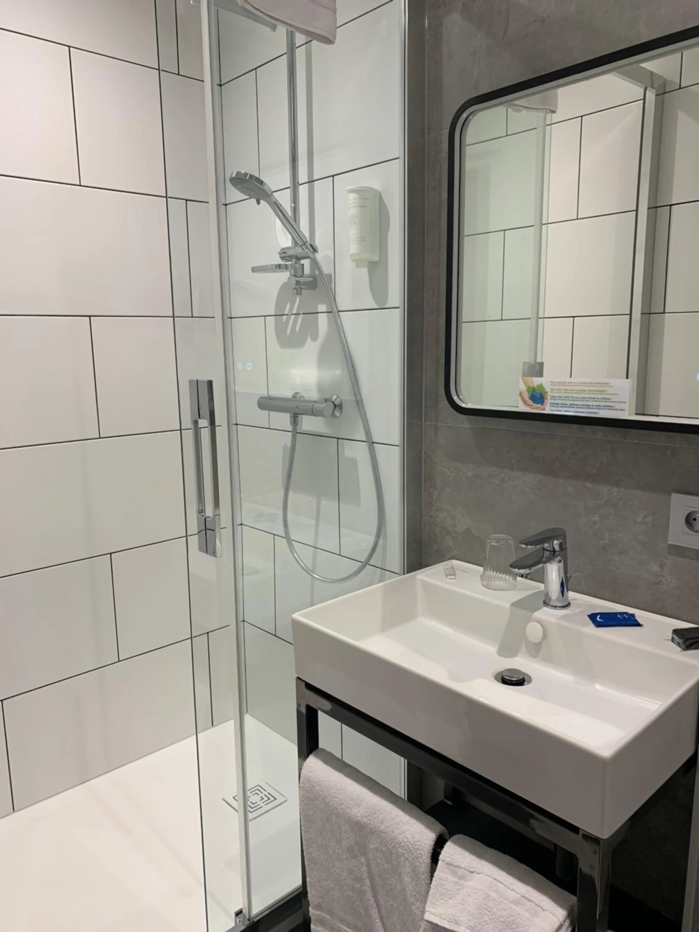 Shower in Brit Hotel Roanne - Le Grand Hôtel