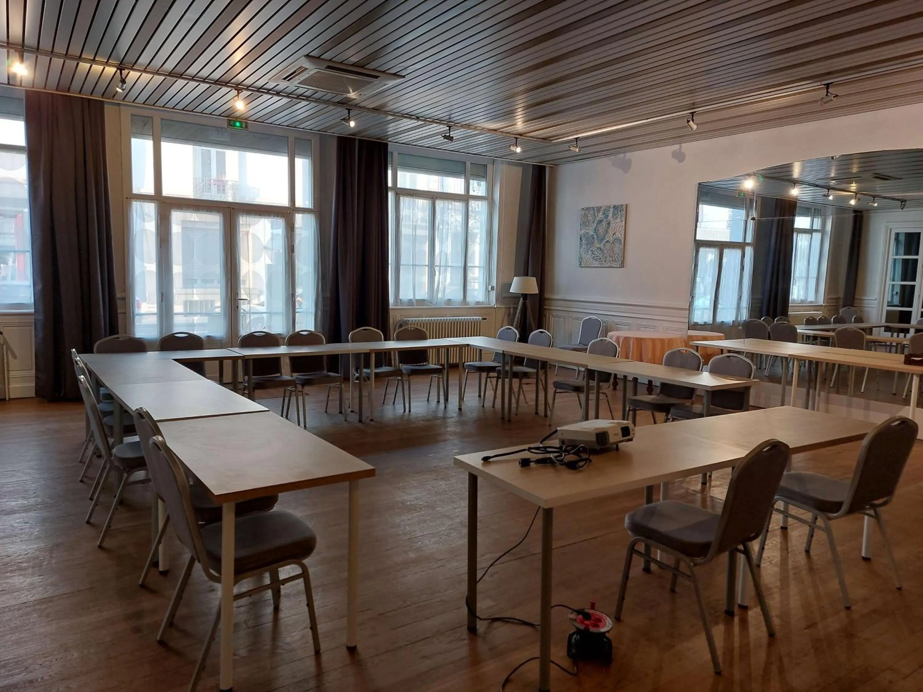 Business facilities in Brit Hotel Roanne - Le Grand Hôtel