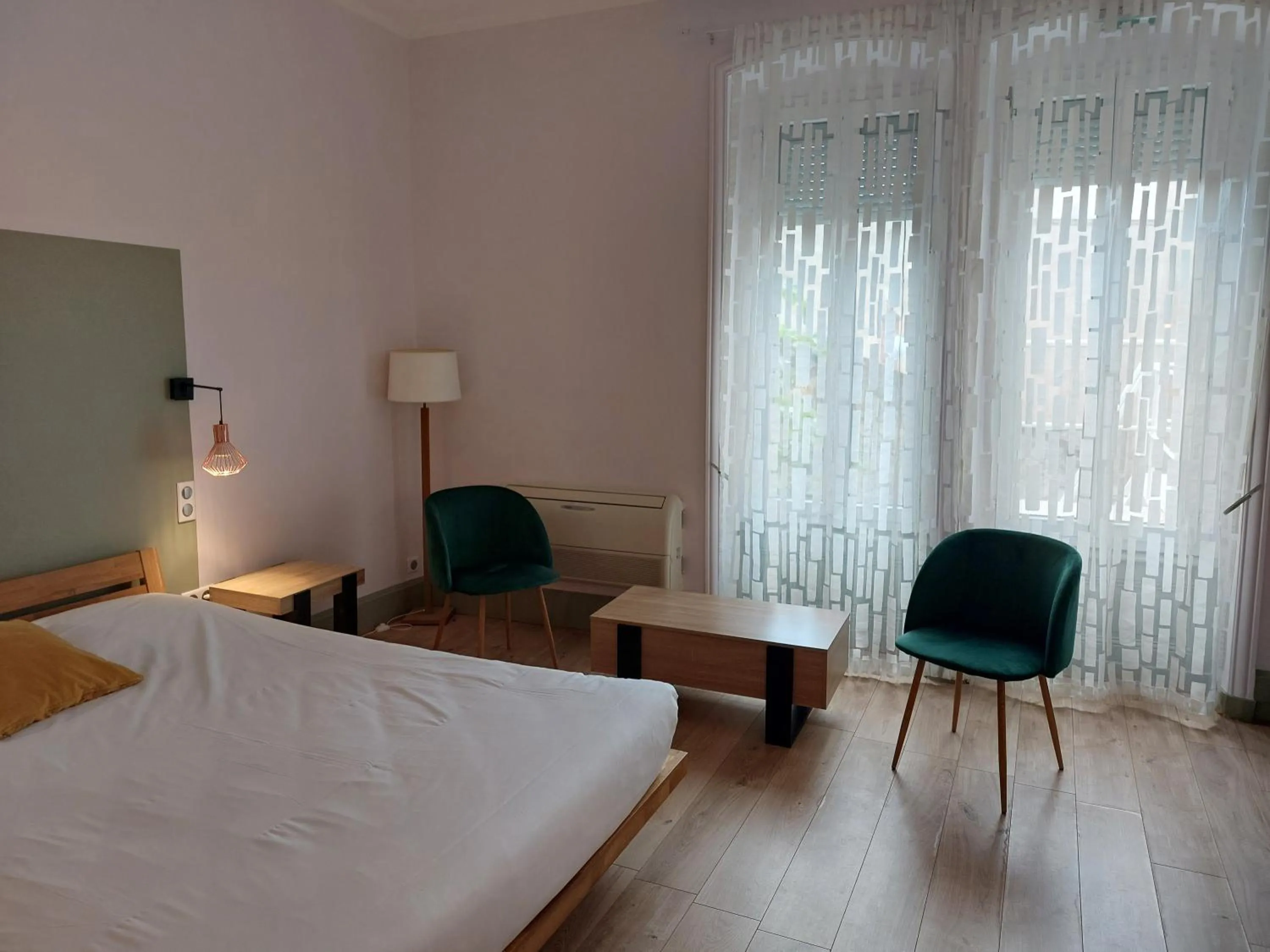 Seating area, Bed in Brit Hotel Roanne - Le Grand Hôtel