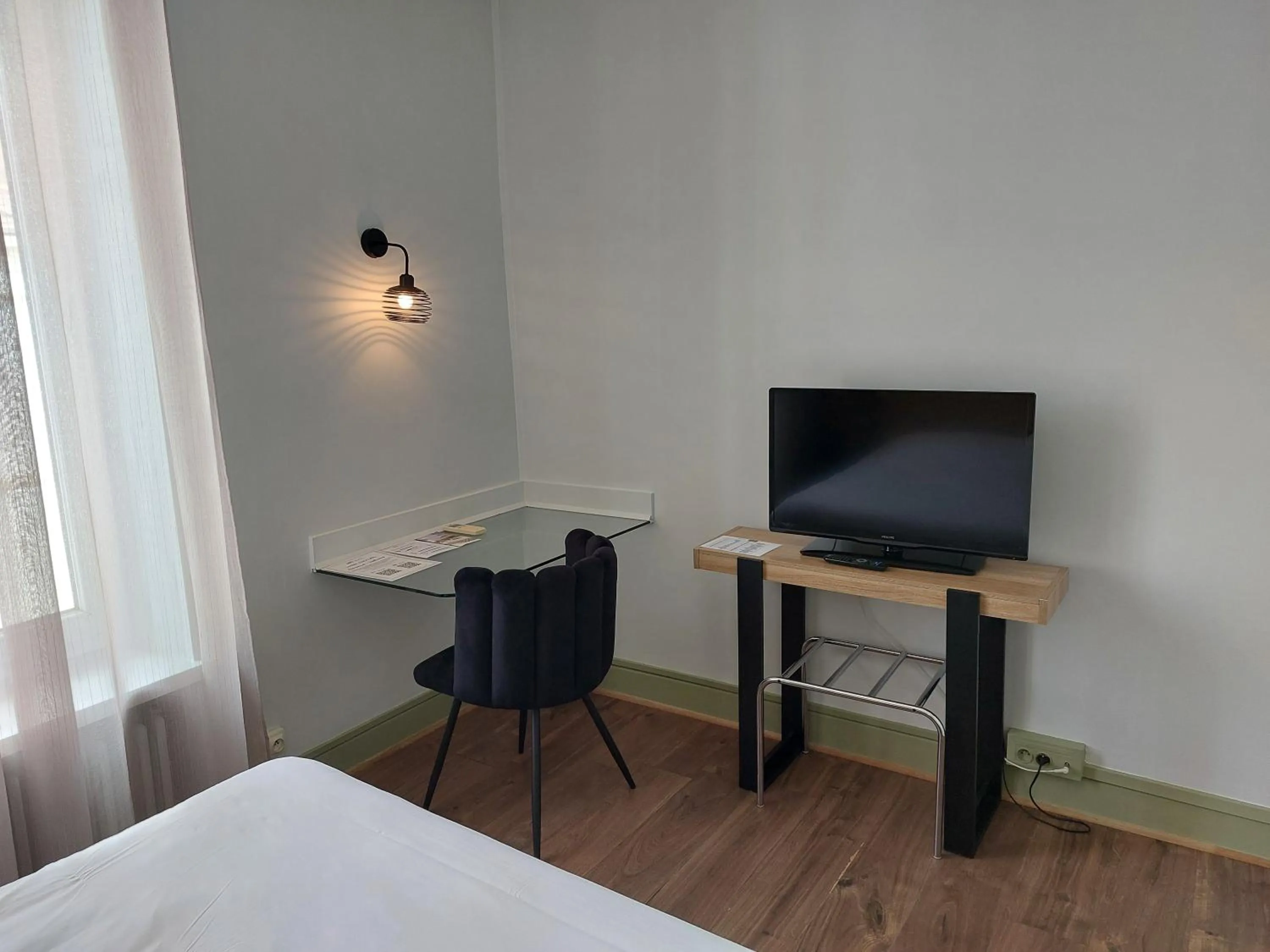 Seating area, Bed in Brit Hotel Roanne - Le Grand Hôtel