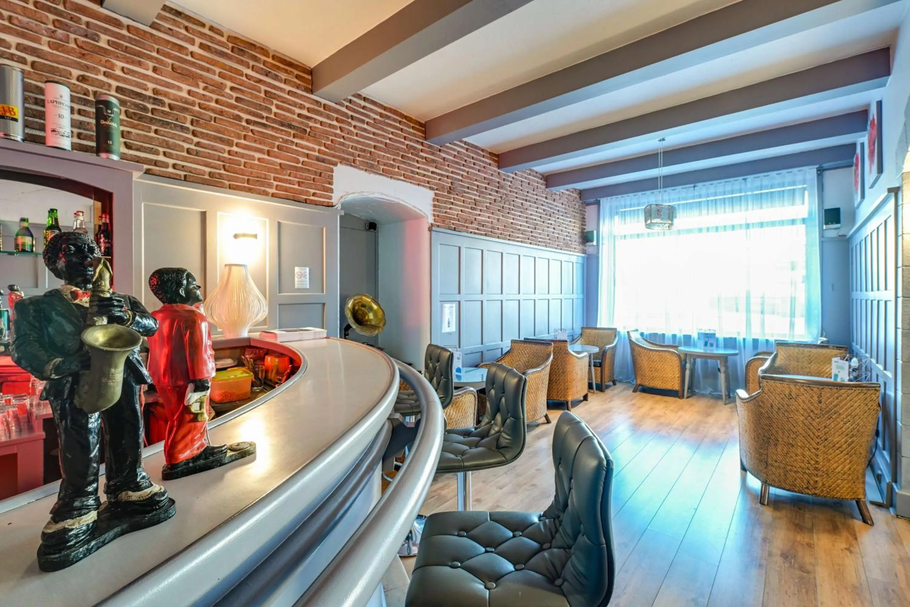 Lounge or bar in Brit Hotel Roanne - Le Grand Hôtel