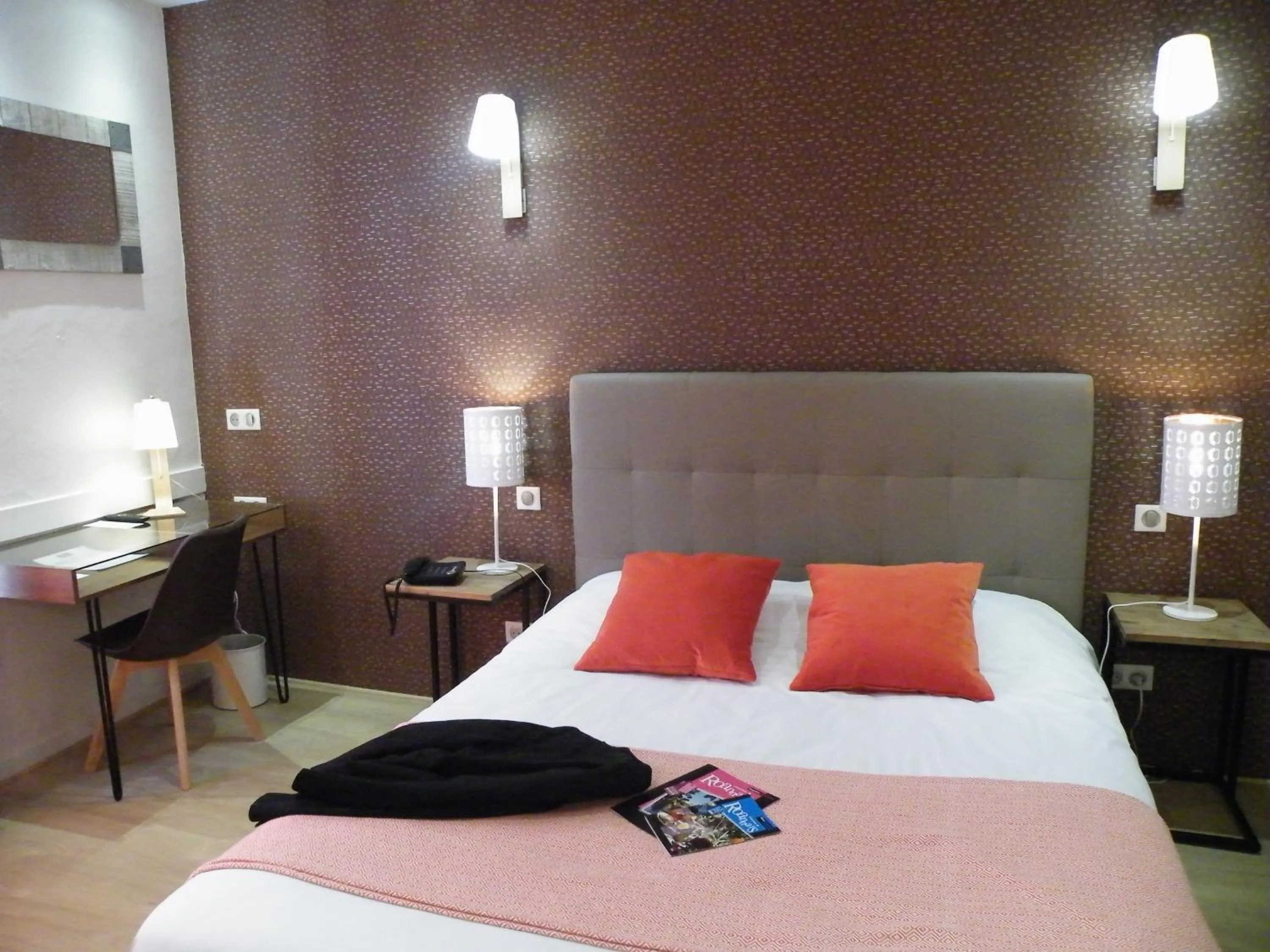Photo of the whole room, Bed in Brit Hotel Roanne - Le Grand Hôtel