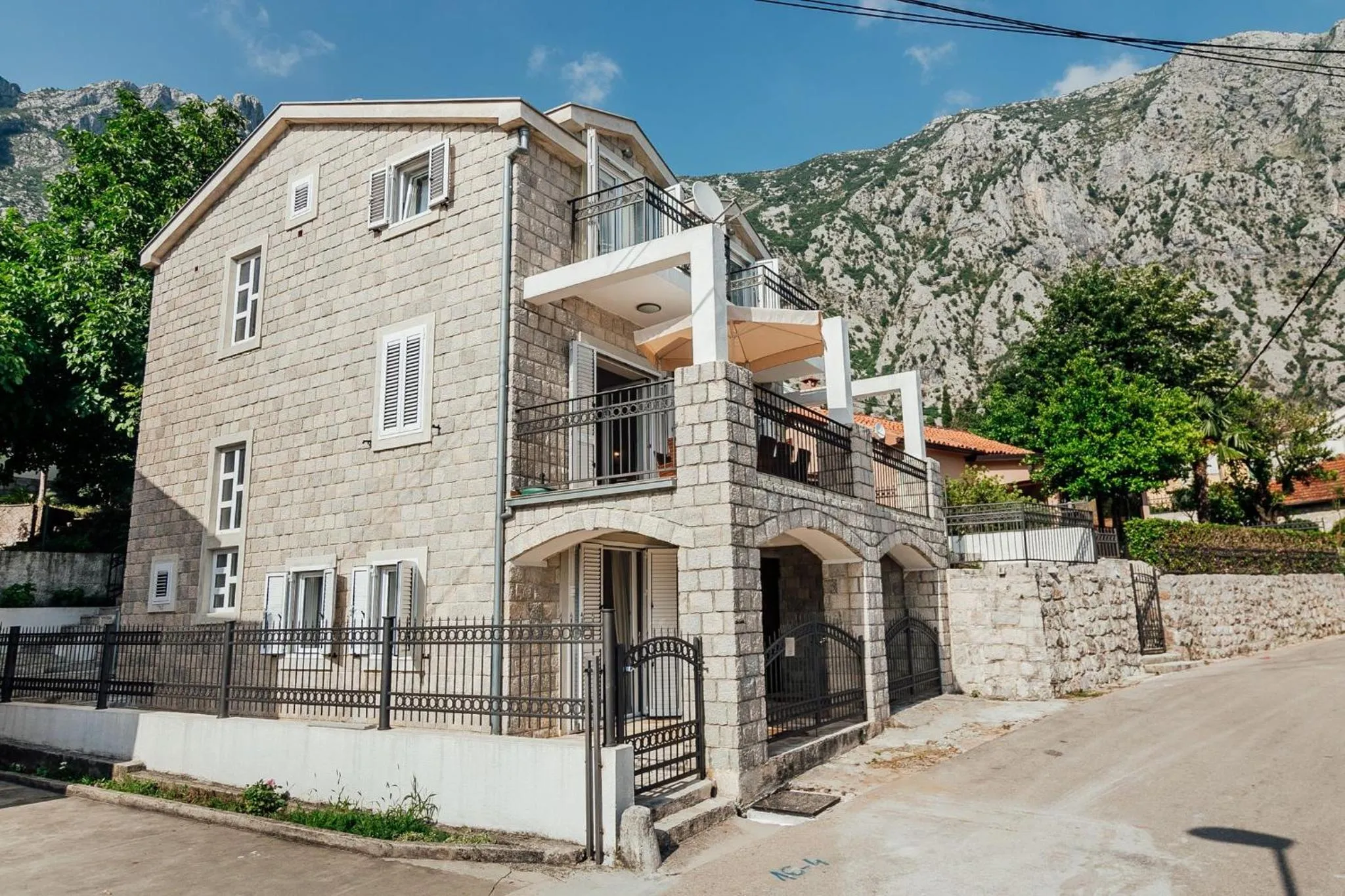Property building in Spacious Family 4BR Seaside House, Fantastic Sea Views, 20 Meters to Beach
