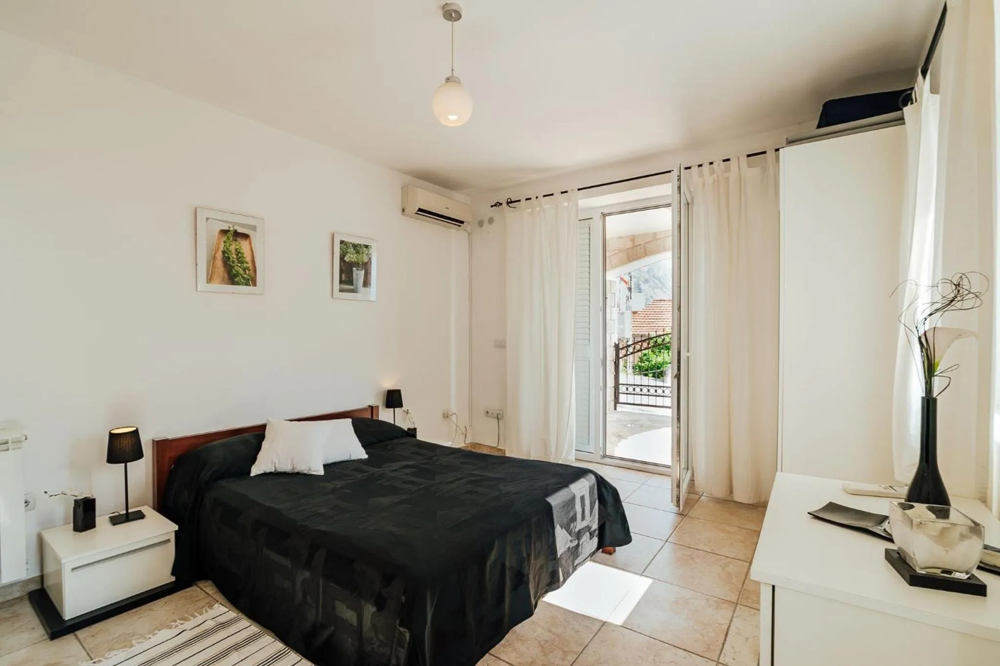Bedroom, Bed in Spacious Family 4BR Seaside House, Fantastic Sea Views, 20 Meters to Beach