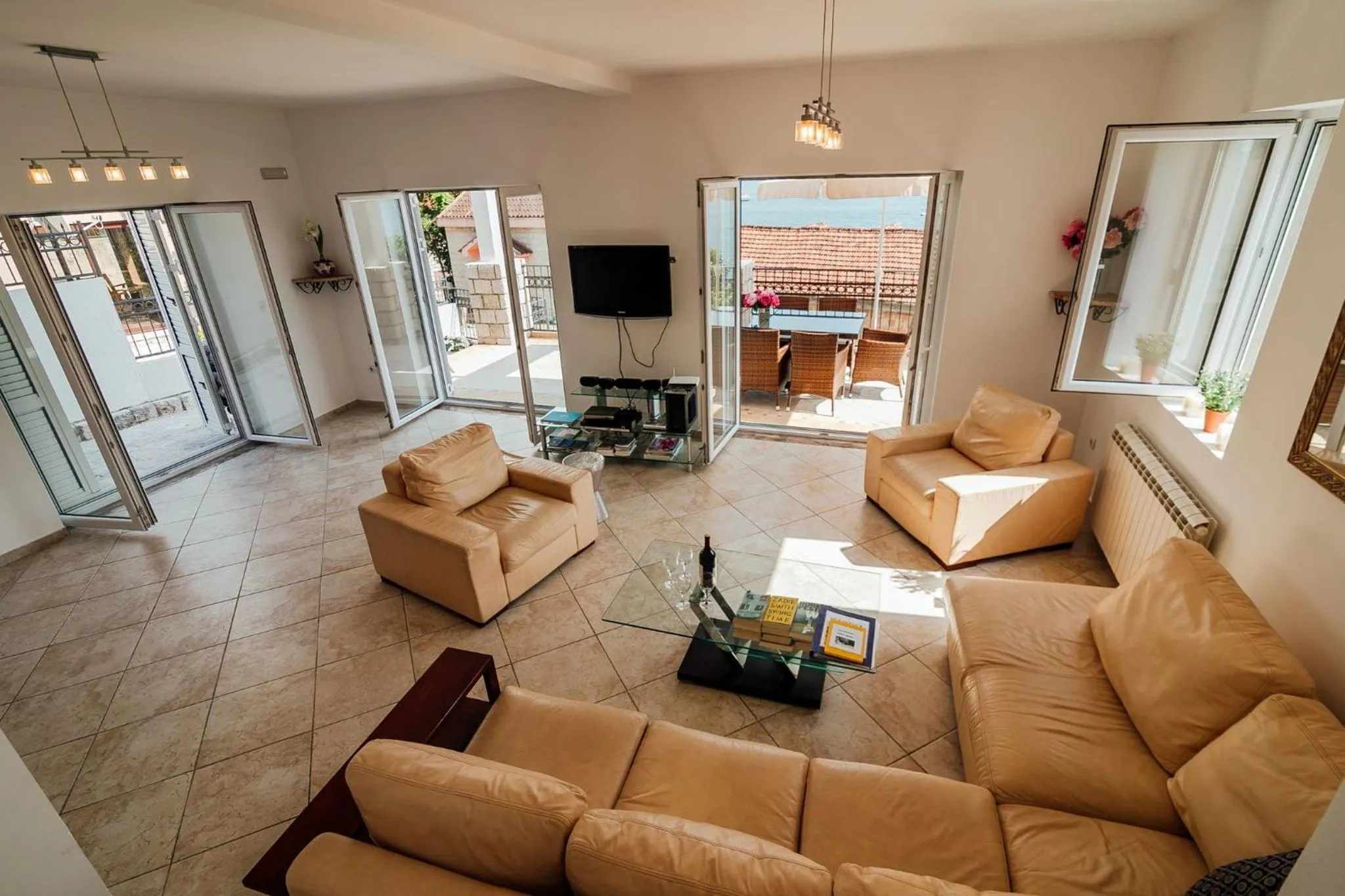 Restaurant/places to eat in Spacious Family 4BR Seaside House, Fantastic Sea Views, 20 Meters to Beach