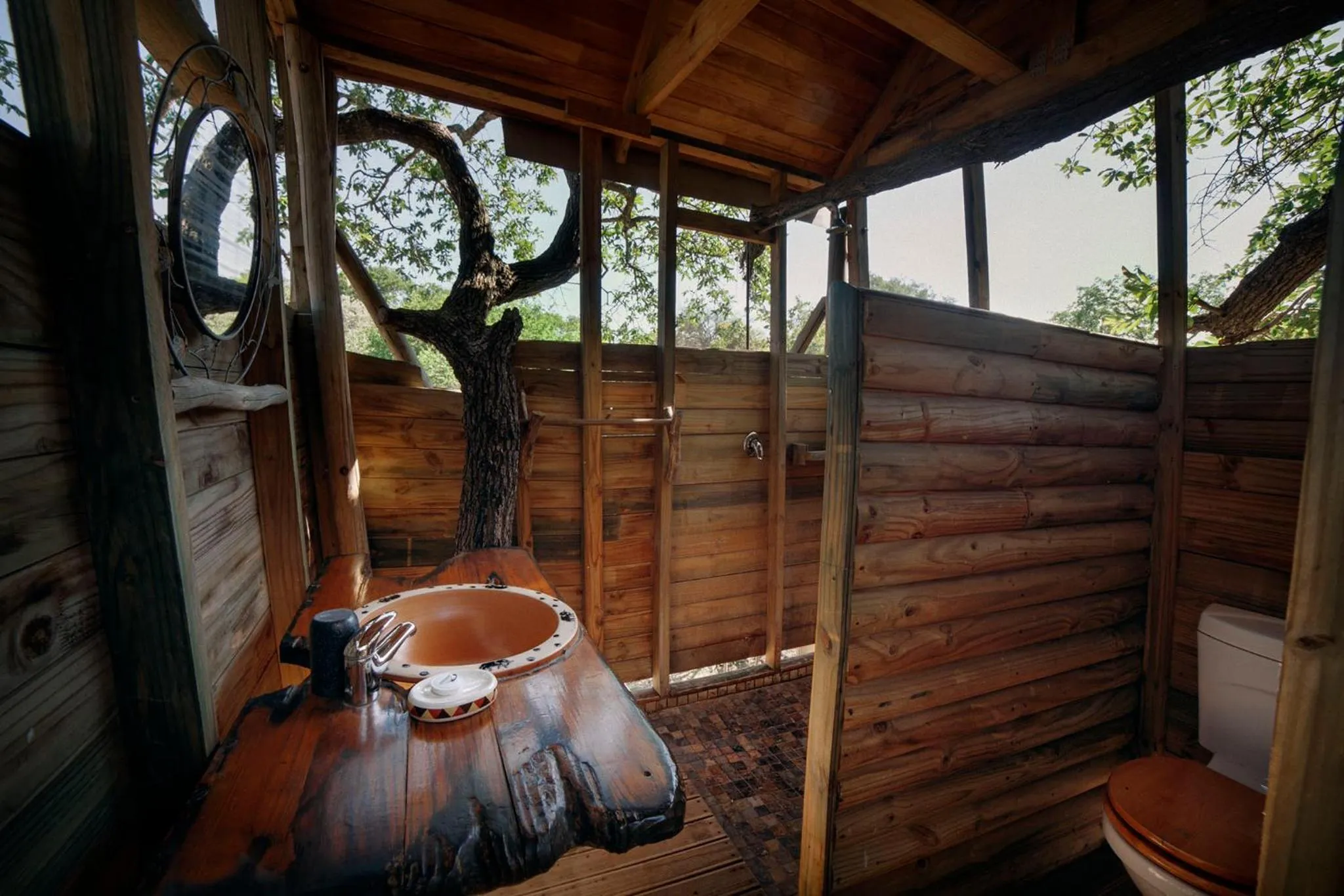 Shower in Pezulu Tree House Lodge