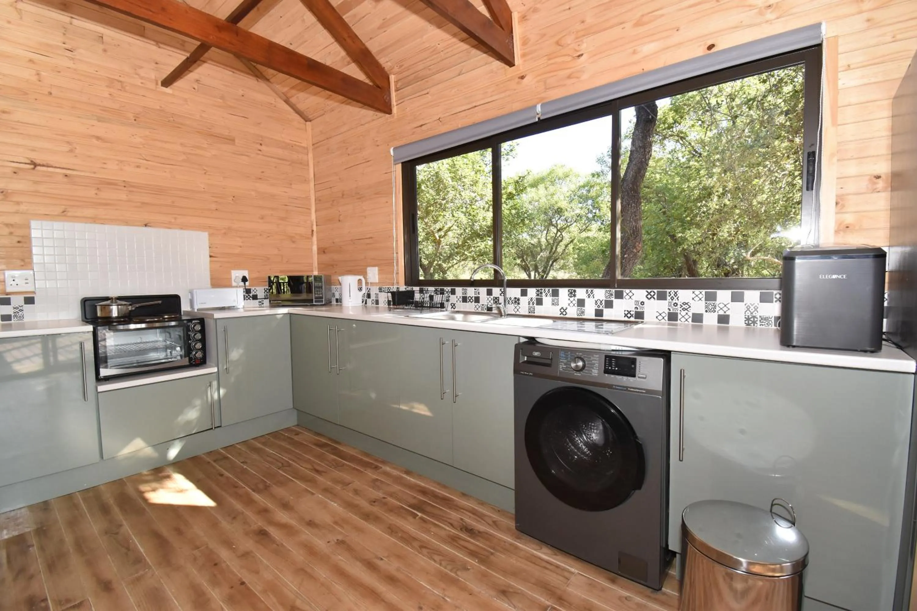Kitchen or kitchenette in Pezulu Tree House Lodge