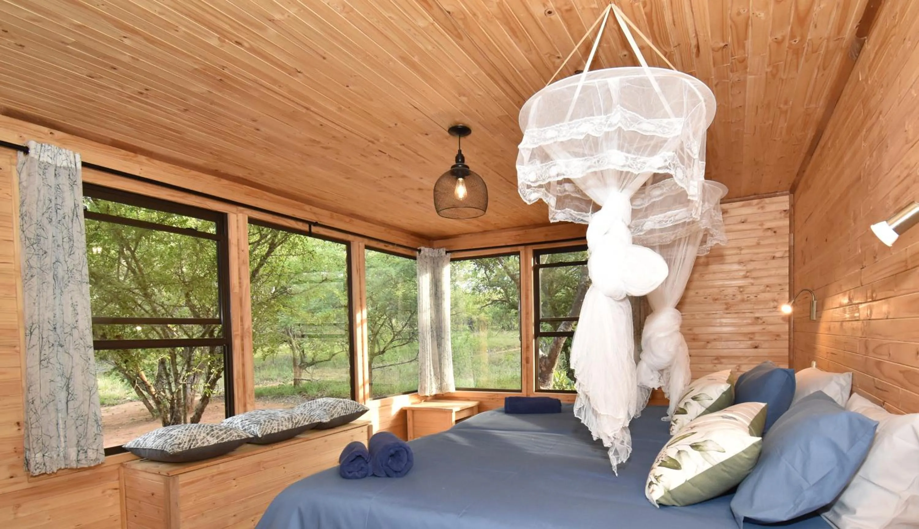 Bedroom in Pezulu Tree House Lodge
