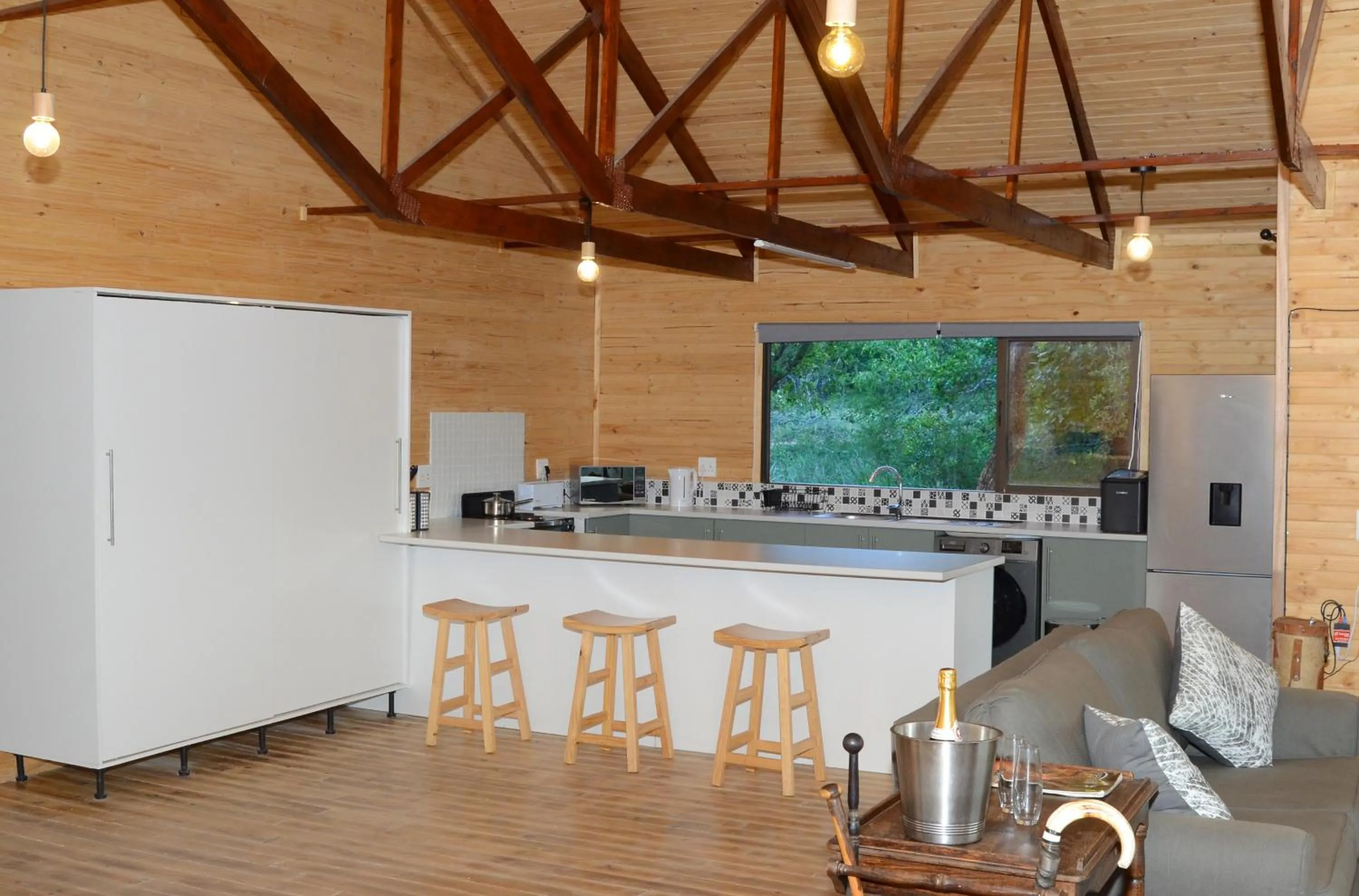 kitchen in Pezulu Tree House Lodge