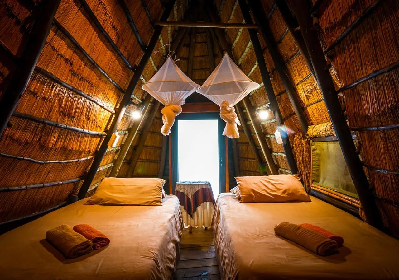 Bed in Pezulu Tree House Lodge