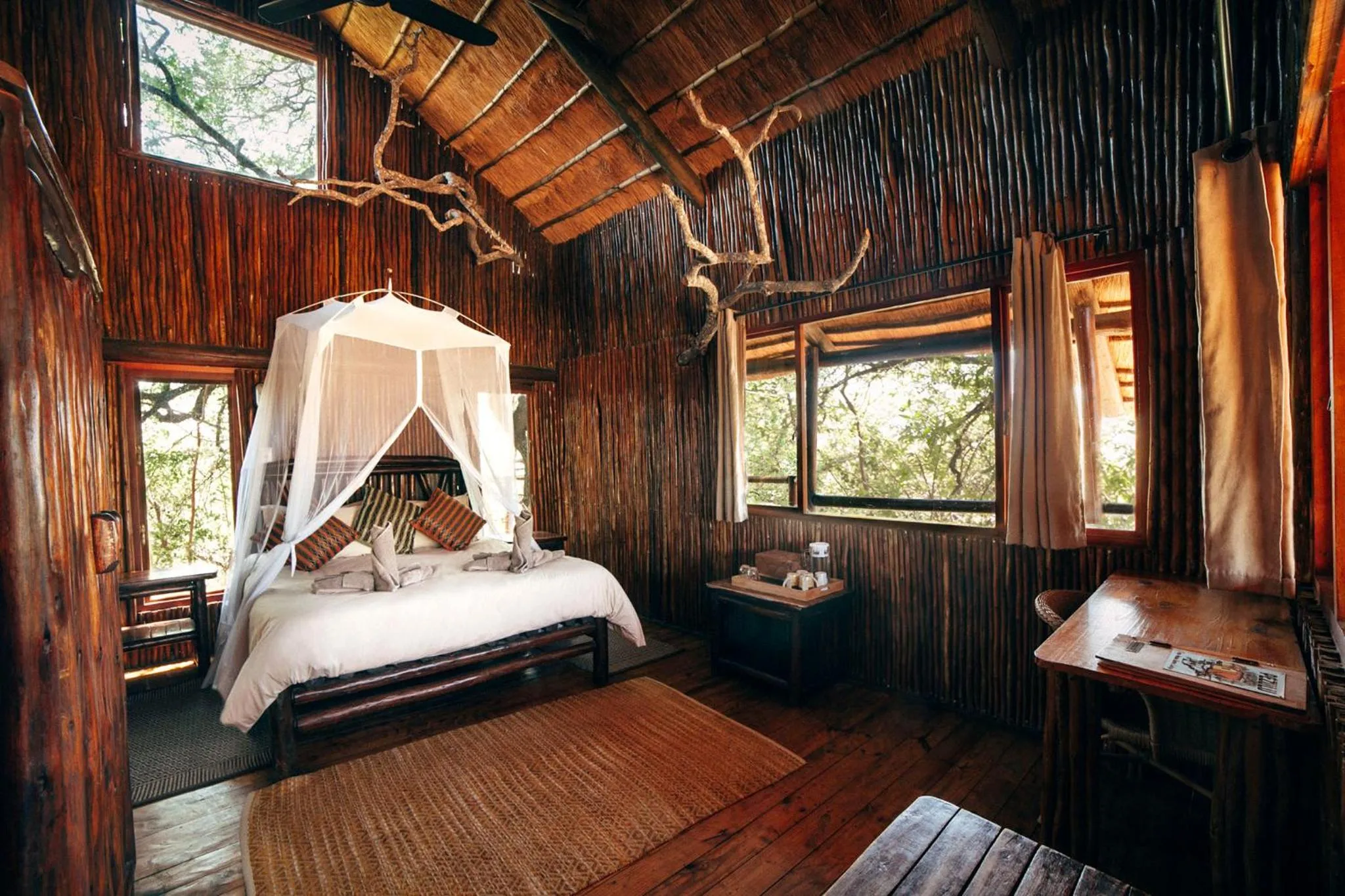 Photo of the whole room, Bed in Pezulu Tree House Lodge