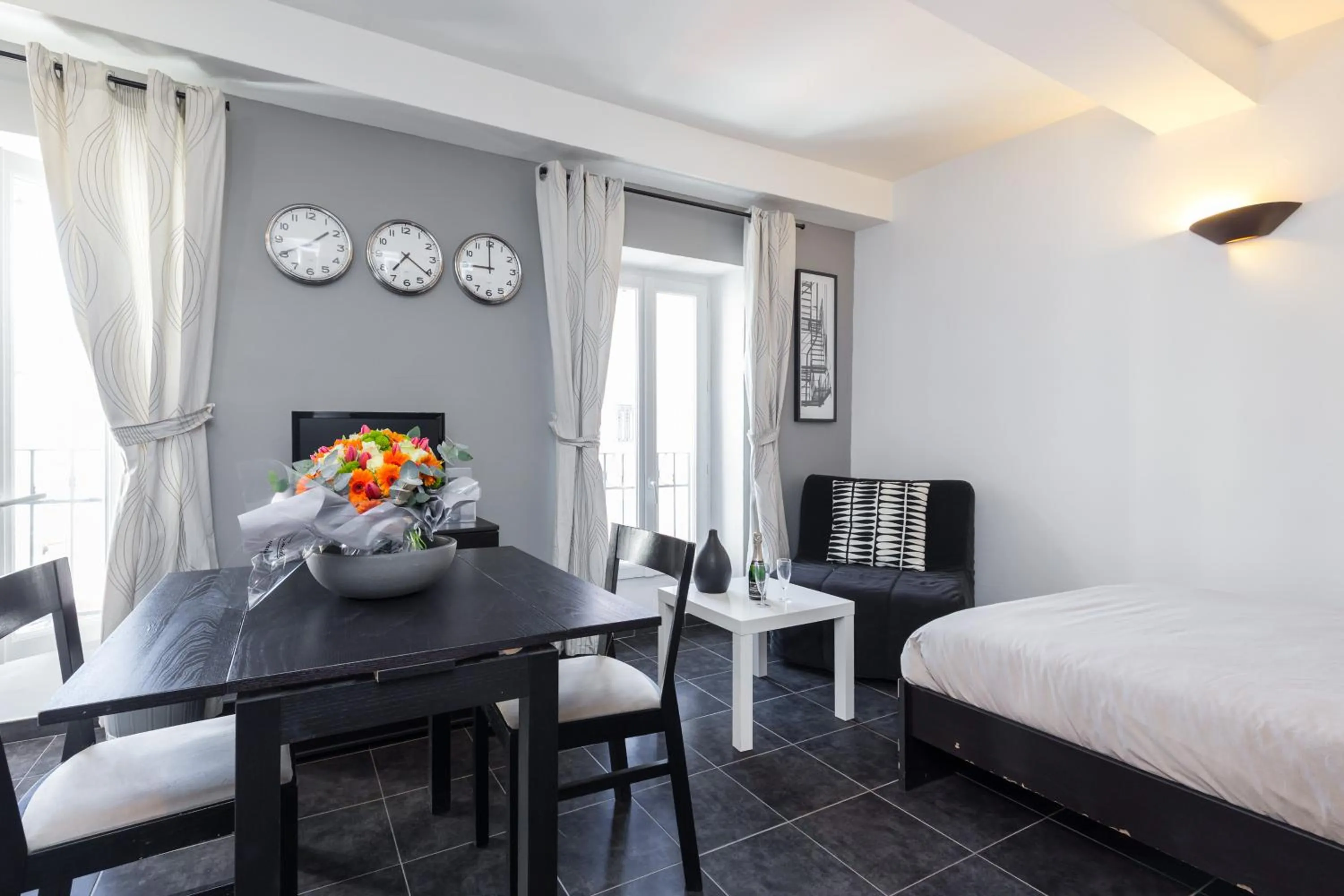 Dining area, Bed in Florella Maréchal Joffre