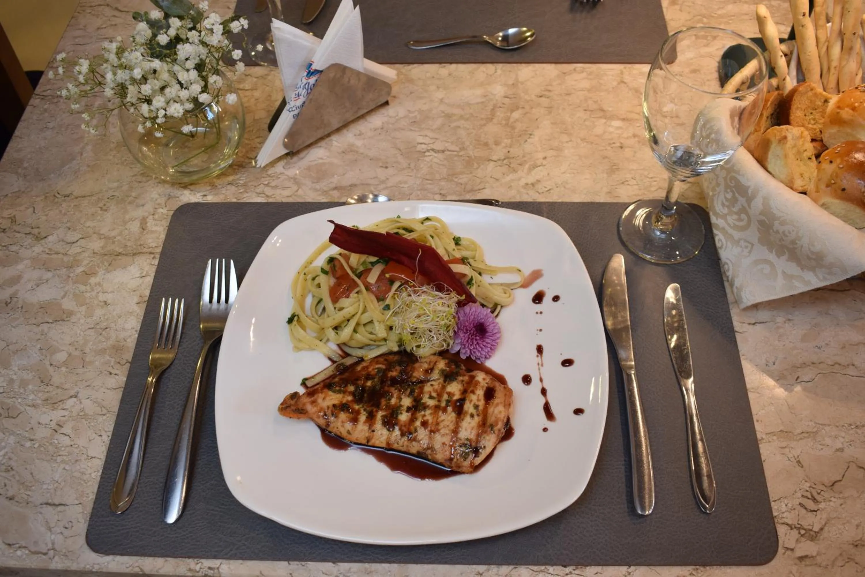 Restaurant/places to eat in Howard Johnson Ciudad del Este