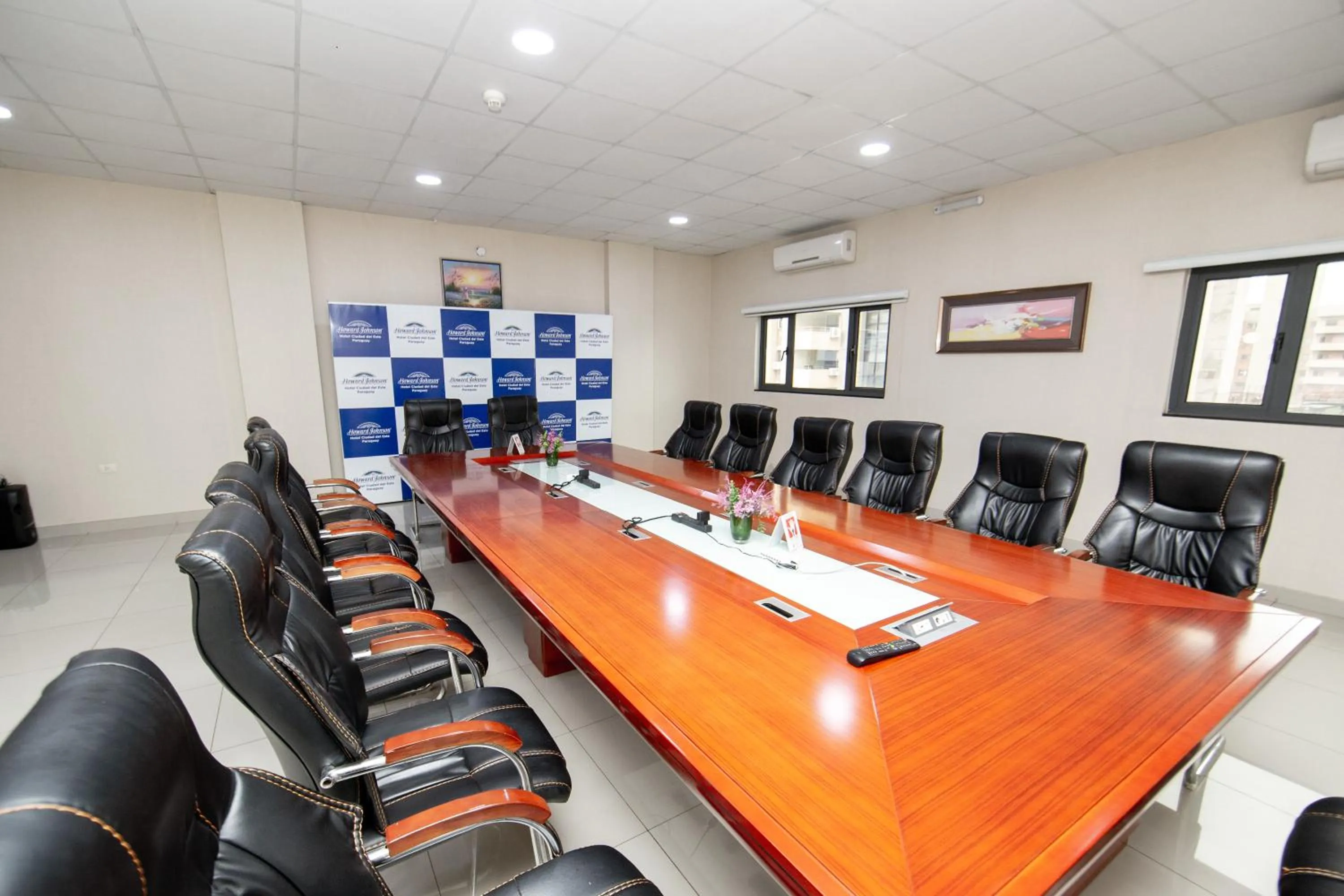 Meeting/conference room in Howard Johnson Ciudad del Este