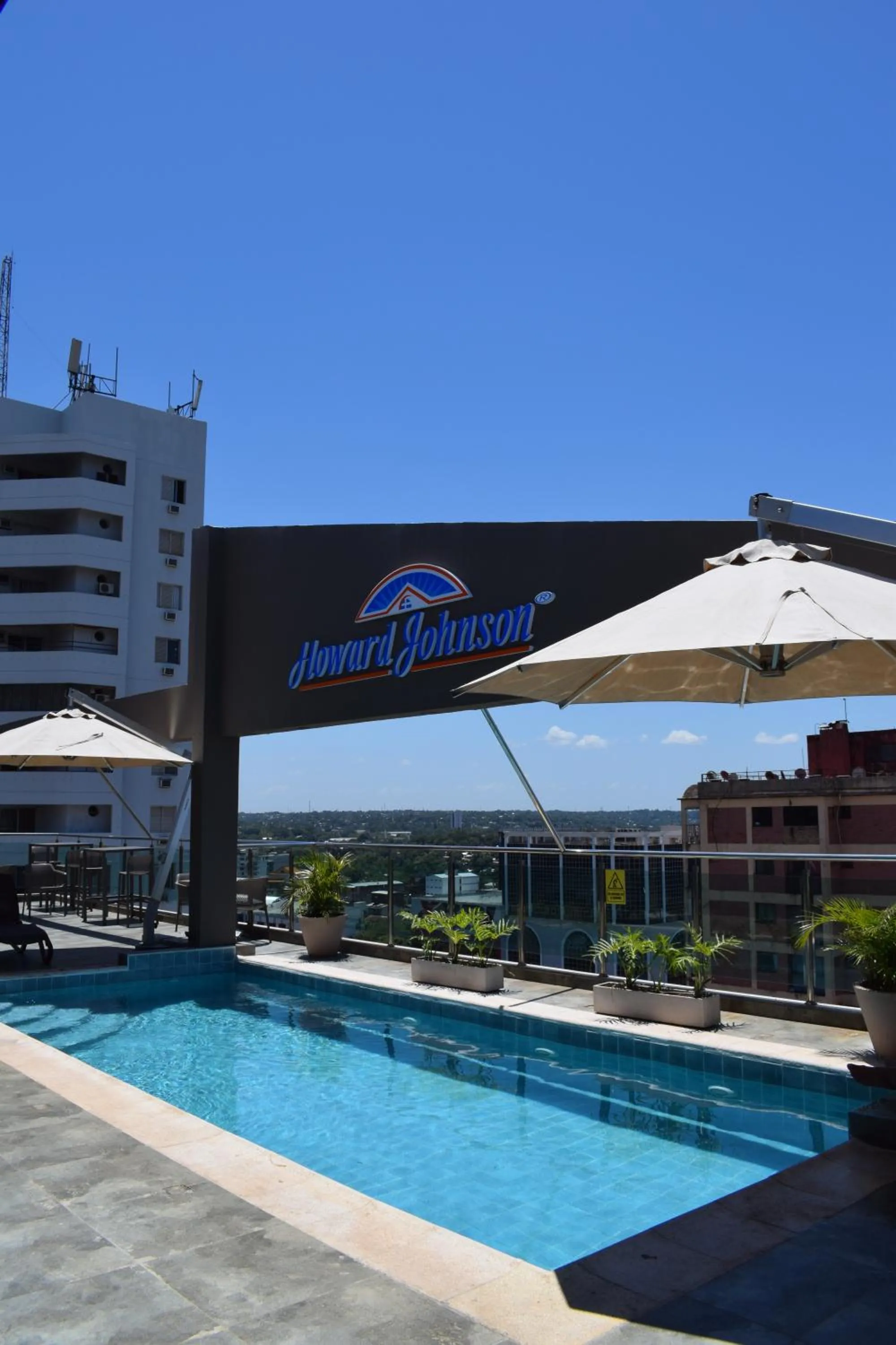 Swimming pool in Howard Johnson Ciudad del Este