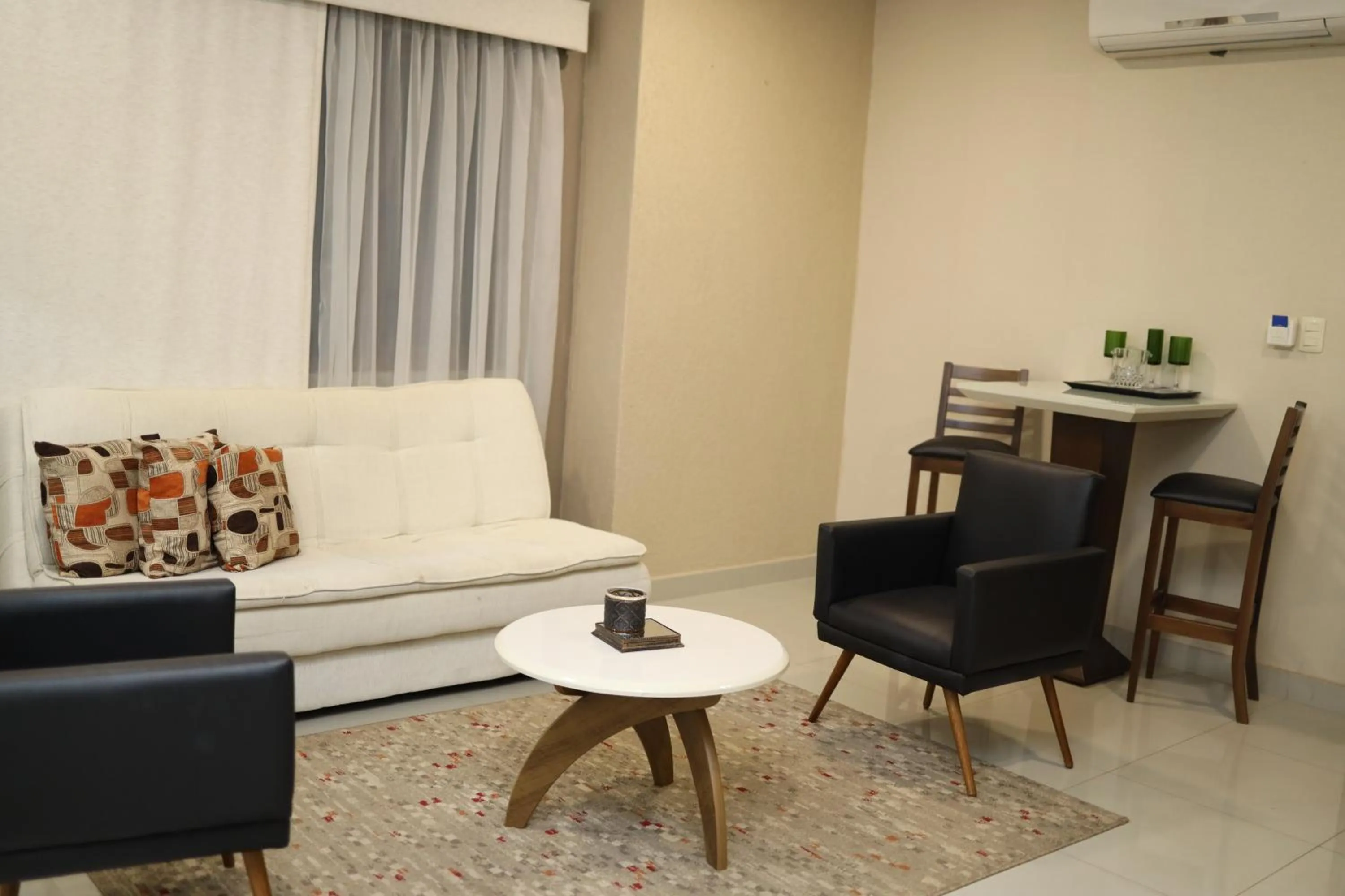 Living room in Howard Johnson Ciudad del Este